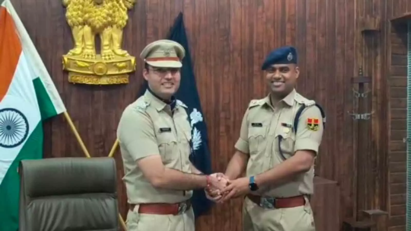 पुलिस मुख्यालय में भीलवाड़ा एएनटीएफ टीम के अधिकारी को सम्मानित करते वरिष्ठ पुलिस अधिकारी। पुलिस मुख्यालय में भीलवाड़ा एएनटीएफ टीम के अधिकारी को सम्मानित करते वरिष्ठ पुलिस अधिकारी।