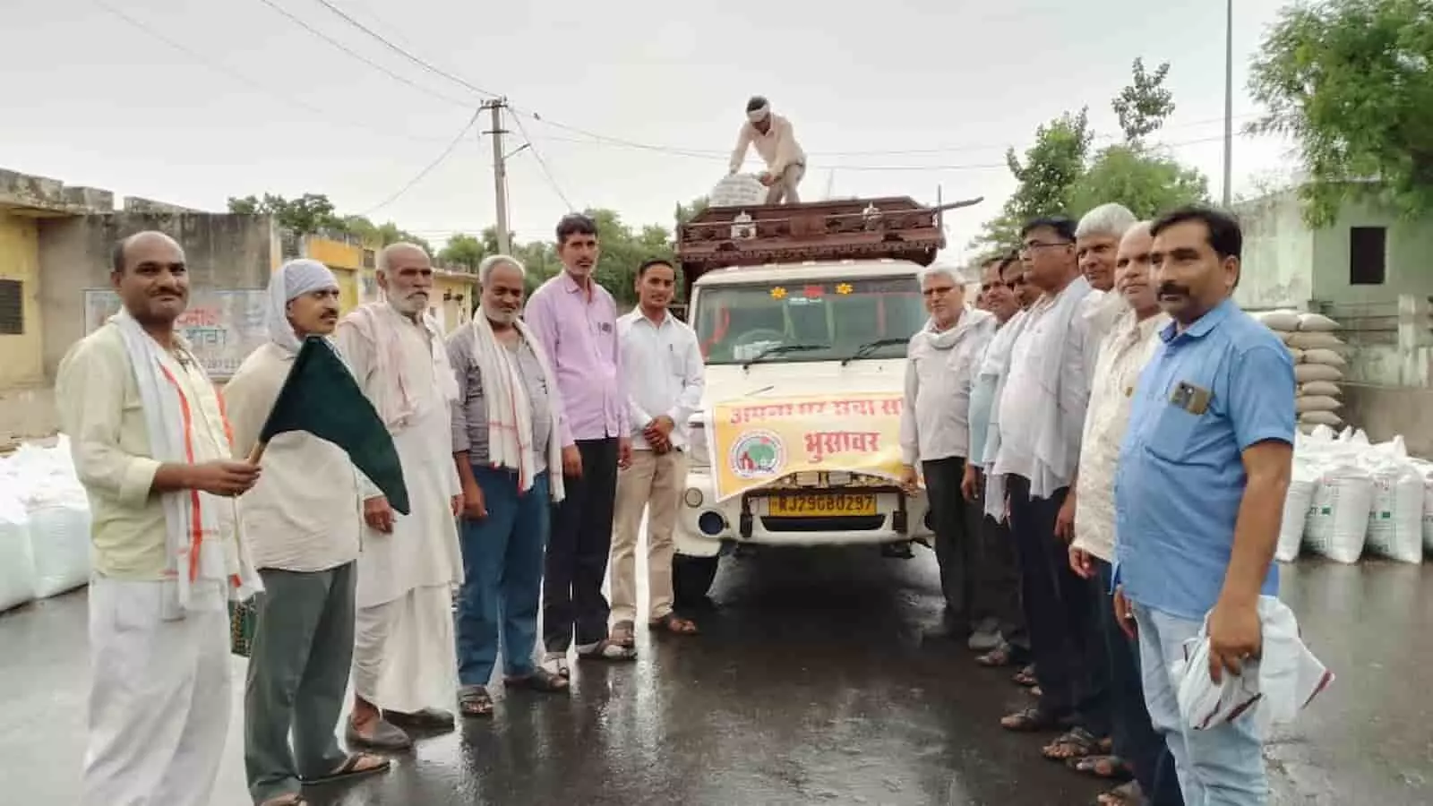 भुसावर में अनाज मंडी के पास अपनाघर आश्रम भेजने के लिए खाद्य सामग्री से लदे वाहन के सामने खड़े लोग। भुसावर में अनाज मंडी के पास अपनाघर आश्रम भेजने के लिए खाद्य सामग्री से लदे वाहन के सामने खड़े लोग।