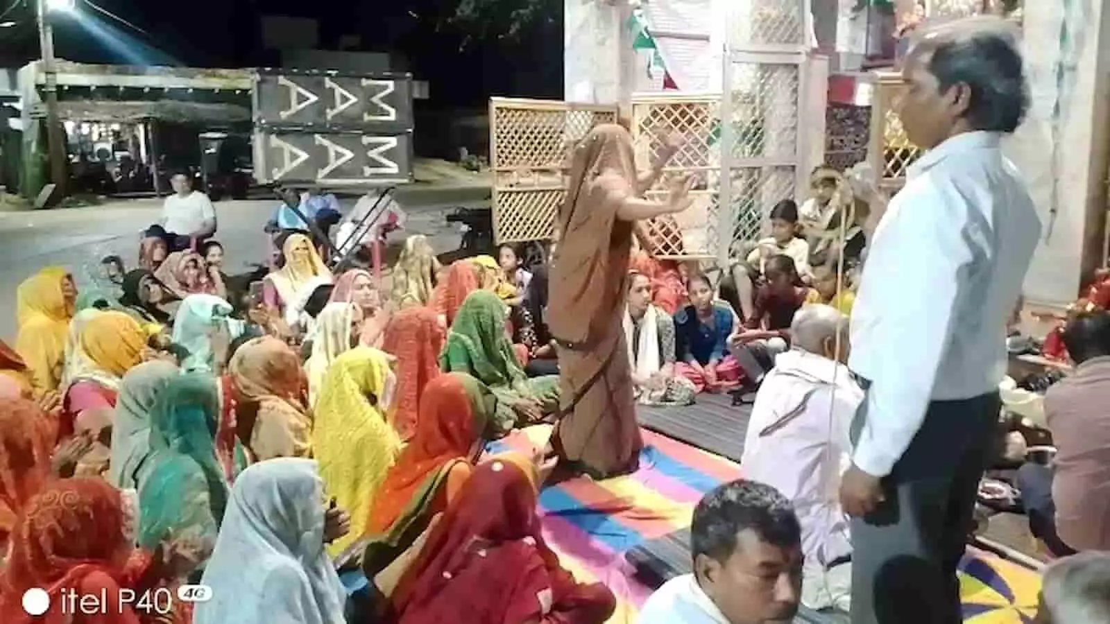 भुसावर के शीतला माता मंदिर परिसर में आयोजित जगराते के दौरान भजन गाते कलाकार और बैठे हुए श्रद्धालु। भुसावर के शीतला माता मंदिर परिसर में आयोजित जगराते के दौरान भजन गाते कलाकार और बैठे हुए श्रद्धालु।