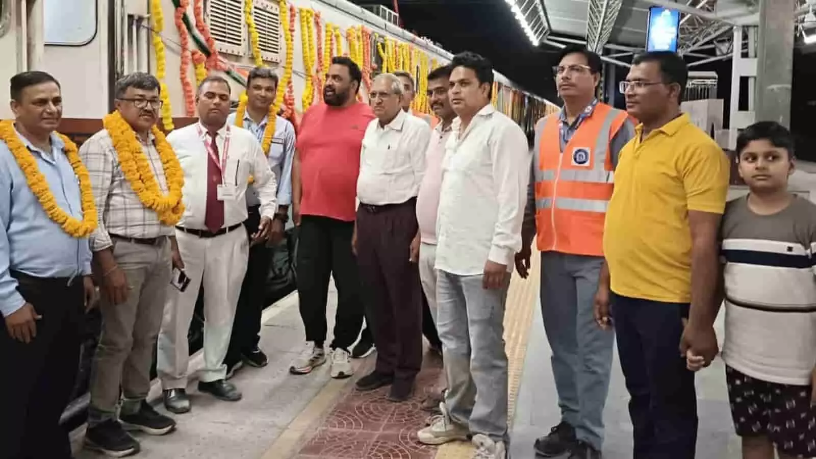 ब्यावर रेलवे स्टेशन पर जालौर-दिल्ली एक्सप्रेस के स्वागत समारोह में खड़े रेलवे अधिकारी और स्थानीय जनप्रतिनिधि। ब्यावर रेलवे स्टेशन पर जालौर-दिल्ली एक्सप्रेस के स्वागत समारोह में खड़े रेलवे अधिकारी और स्थानीय जनप्रतिनिधि।