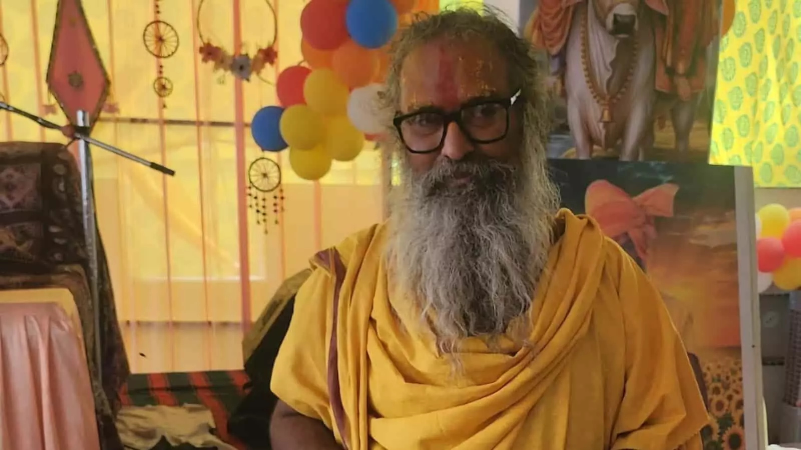 पीले वस्त्र पहने और तिलक लगाए कथावाचक श्याम दास जी महाराज जयपुर में आयोजित श्रीमद्भागवत कथा के दौरान मंच पर बैठे हुए। पीले वस्त्र पहने और तिलक लगाए कथावाचक श्याम दास जी महाराज जयपुर में आयोजित श्रीमद्भागवत कथा के दौरान मंच पर बैठे हुए।