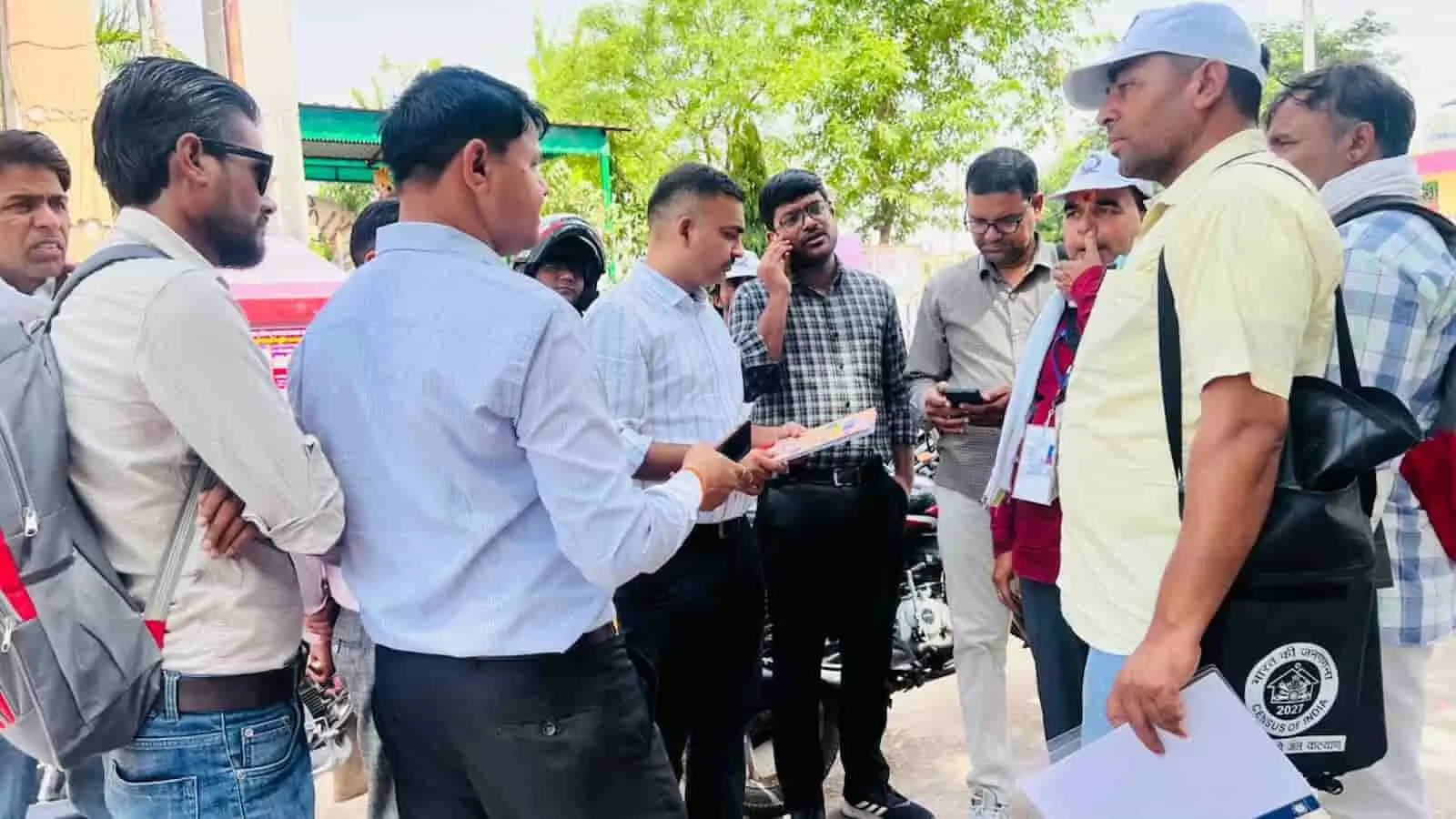 करौली में जनगणना अधिकारी और प्रगणक मैदानी निरीक्षण के दौरान नजरी नक्शे और मकान गणना कार्य की समीक्षा करते हुए। करौली में जनगणना अधिकारी और प्रगणक मैदानी निरीक्षण के दौरान नजरी नक्शे और मकान गणना कार्य की समीक्षा करते हुए।