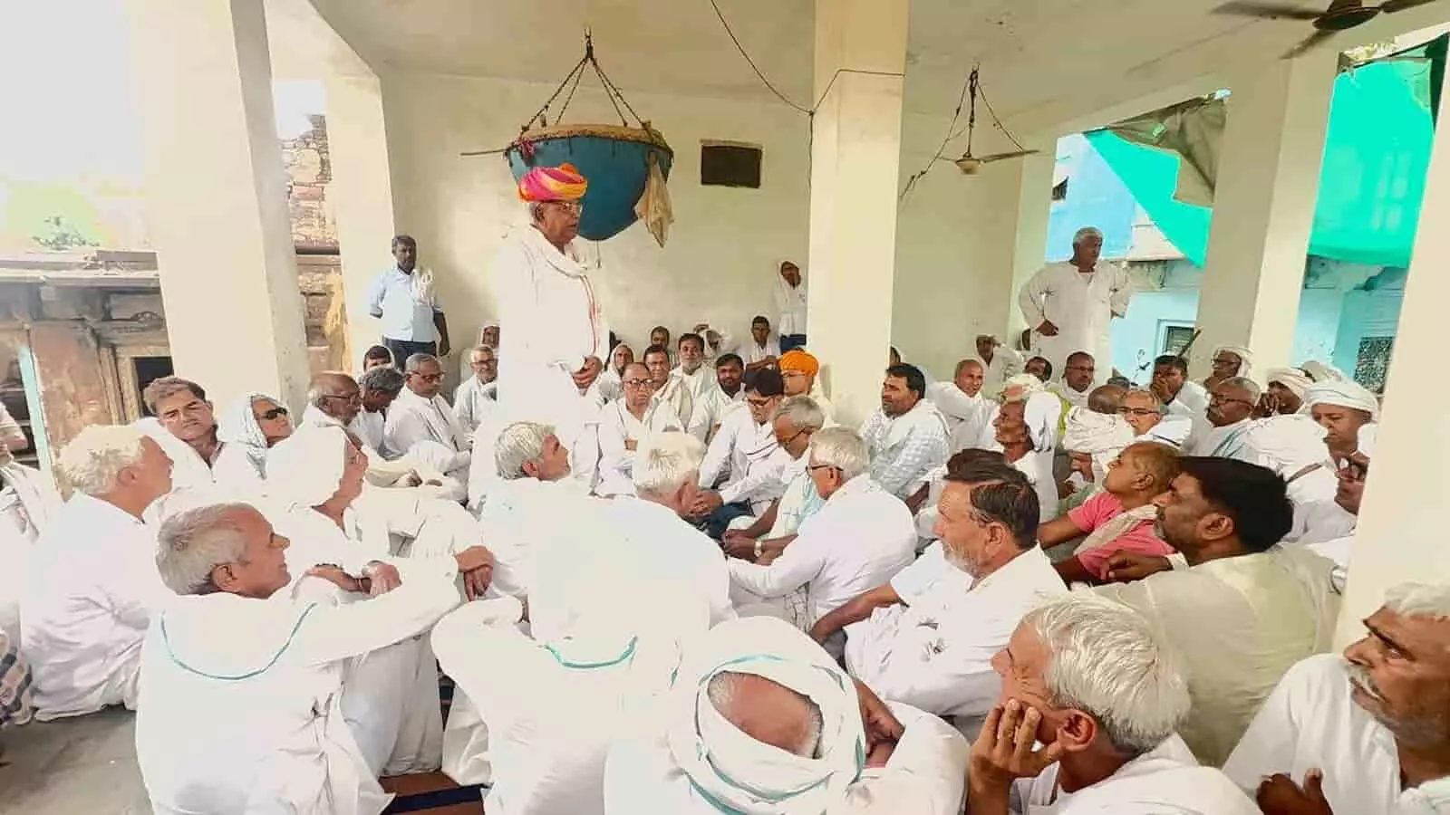 खण्डीप गांव में बैठक के दौरान फर्श पर बैठे पाँचना कमांड एरिया के किसान और पंच-पटेल। खण्डीप गांव में बैठक के दौरान फर्श पर बैठे पाँचना कमांड एरिया के किसान और पंच-पटेल।