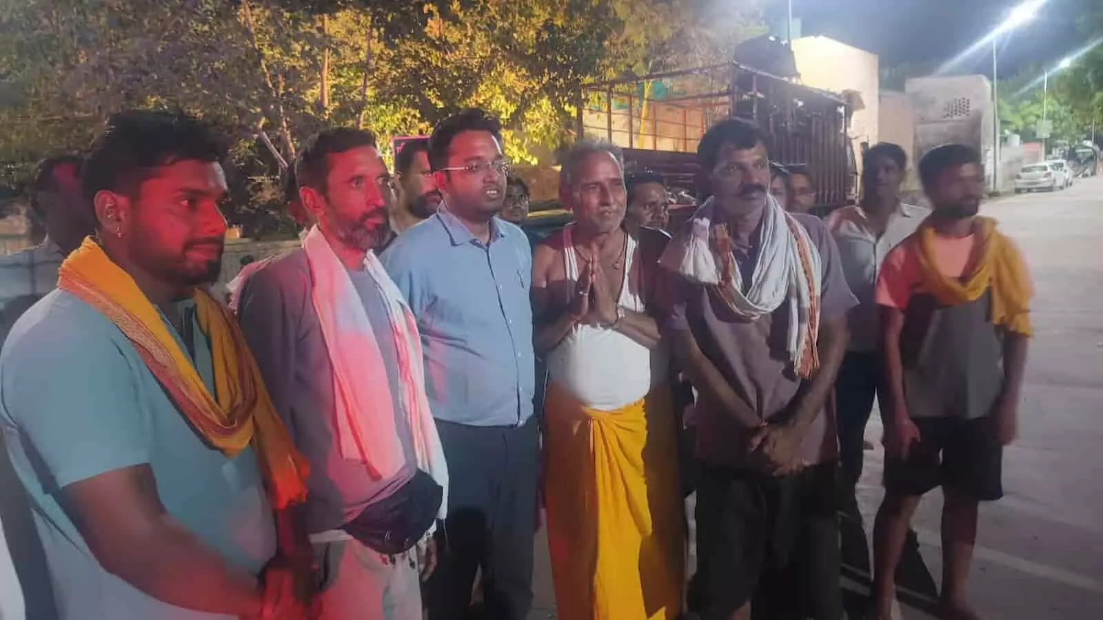 रात के समय कामां में बृज 84 कोस परिक्रमा मार्ग पर अधिकारियों और श्रद्धालुओं के साथ खड़े जिला कलेक्टर मयंक मनीष। रात के समय कामां में बृज 84 कोस परिक्रमा मार्ग पर अधिकारियों और श्रद्धालुओं के साथ खड़े जिला कलेक्टर मयंक मनीष।