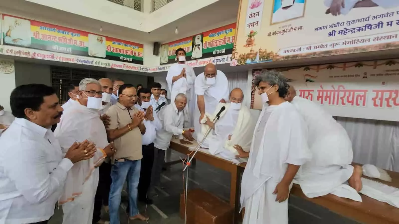 फतहनगर पावनधाम में मंच पर आसीन जैन संतों के समक्ष चादर ओढ़ाकर सम्मान करते श्रद्धालु।