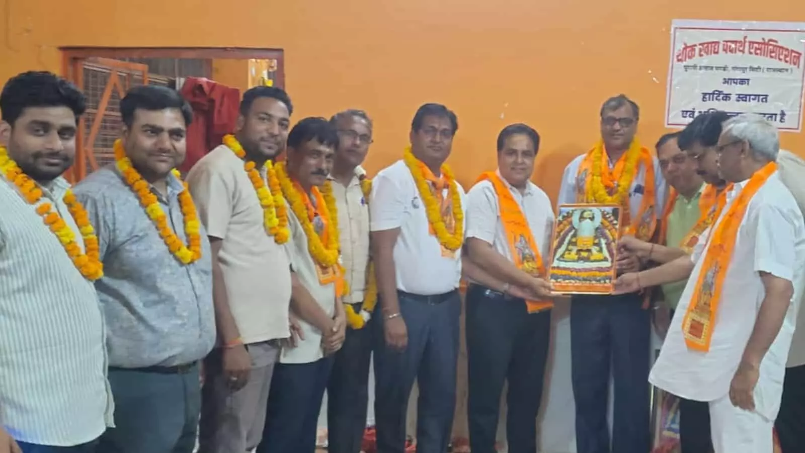 गंगापुर सिटी में थोक खाद्य पदार्थ एसोसिएशन के नवनिर्वाचित पदाधिकारी शपथ ग्रहण समारोह के दौरान मंच पर उपस्थित। गंगापुर सिटी में थोक खाद्य पदार्थ एसोसिएशन के नवनिर्वाचित पदाधिकारी शपथ ग्रहण समारोह के दौरान मंच पर उपस्थित।