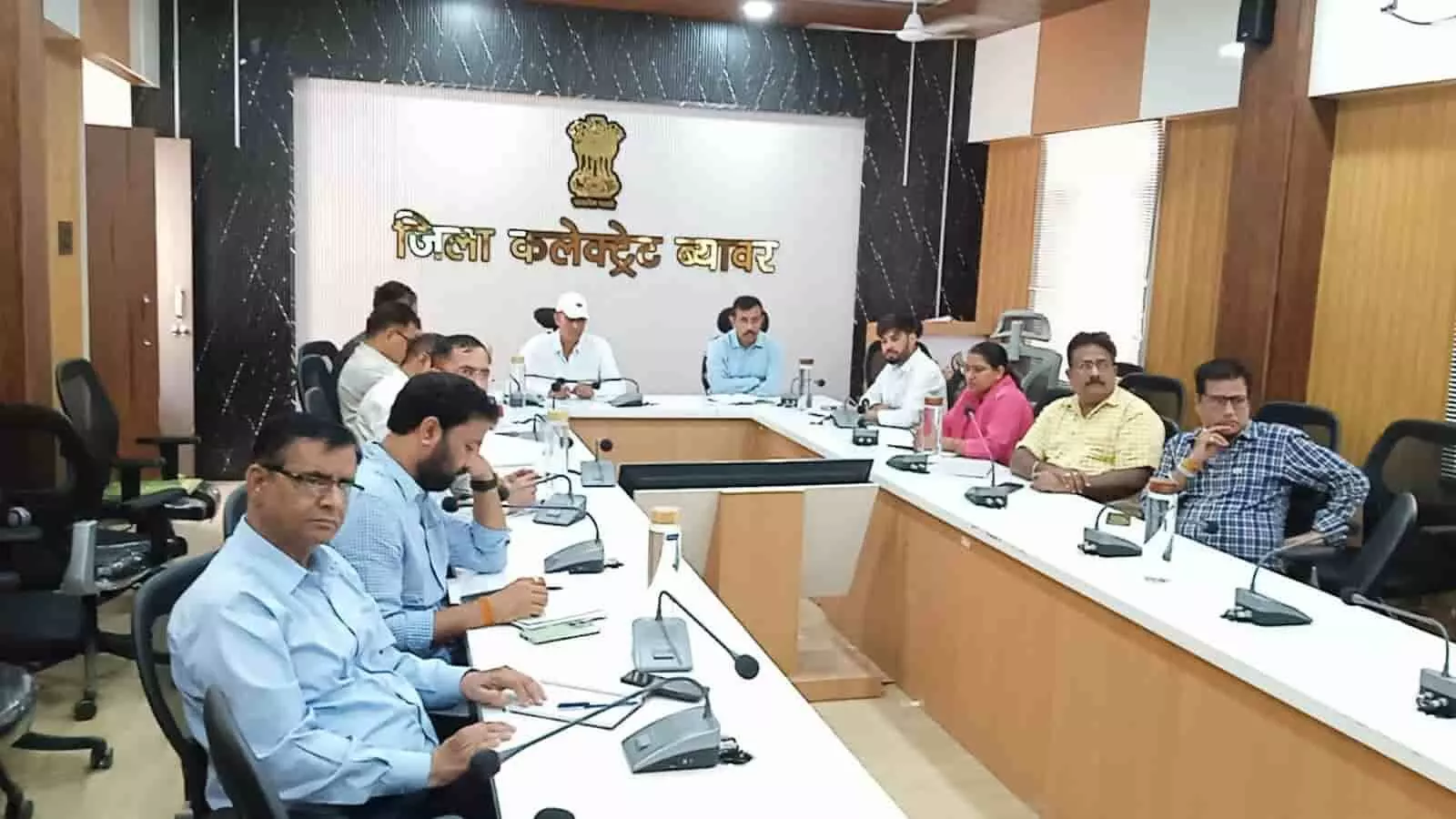 ब्यावर जिला कलेक्टरेट में वंदे गंगा जल संरक्षण जन अभियान की तैयारियों को लेकर आयोजित प्रशासनिक बैठक में शामिल अधिकारी। ब्यावर जिला कलेक्टरेट में वंदे गंगा जल संरक्षण जन अभियान की तैयारियों को लेकर आयोजित प्रशासनिक बैठक में शामिल अधिकारी।