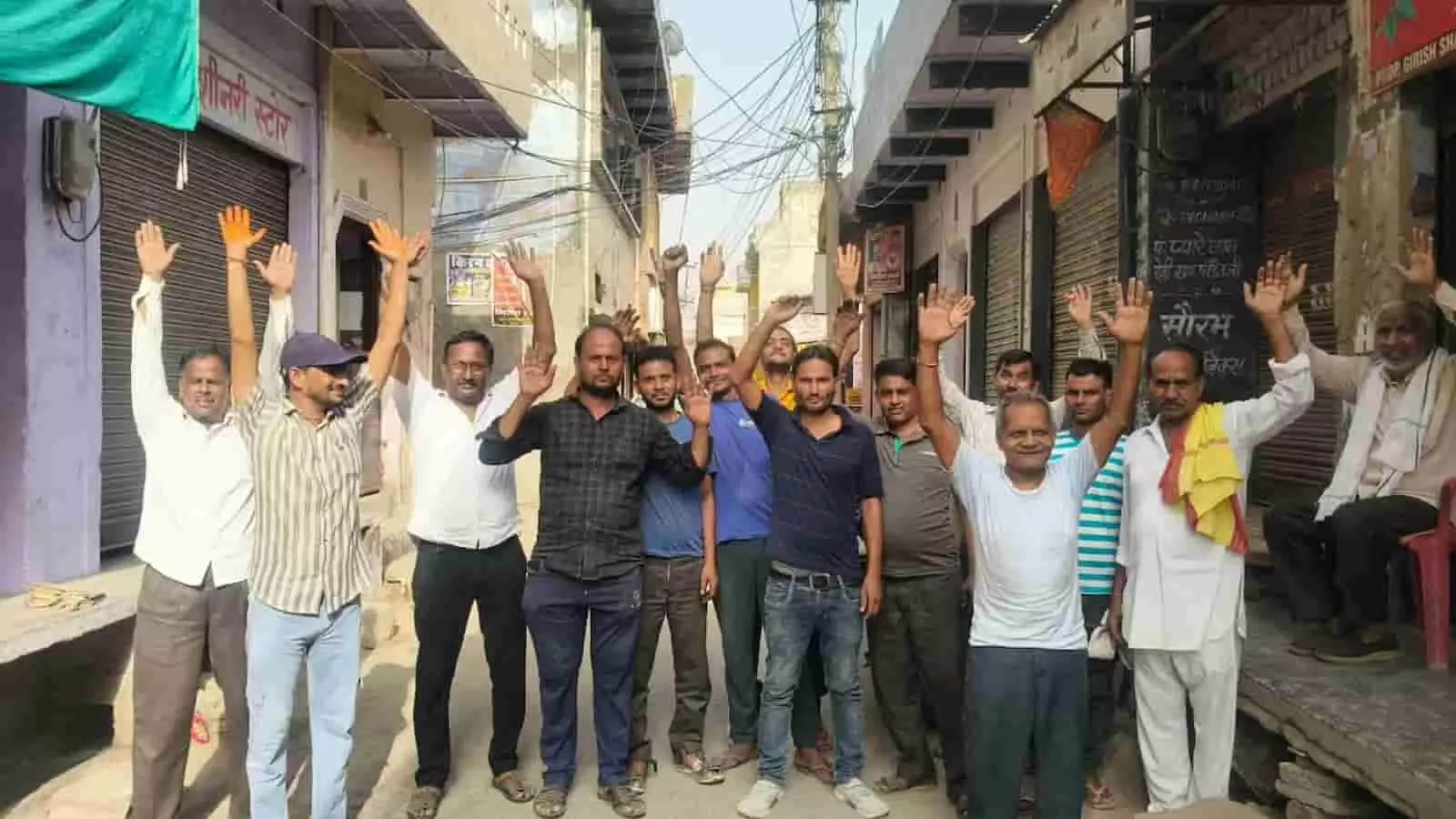 डीग में बिजली कटौती के खिलाफ सड़क पर हाथ उठाकर विरोध प्रदर्शन करते स्थानीय लोग। डीग में बिजली कटौती के खिलाफ सड़क पर हाथ उठाकर विरोध प्रदर्शन करते स्थानीय लोग।