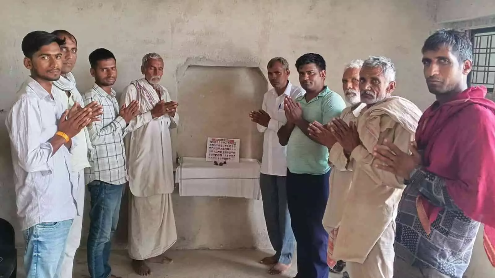 नौगांवा गांव में गुर्जर आंदोलन के शहीदों को हाथ जोड़कर श्रद्धांजलि देते ग्रामीण। नौगांवा गांव में गुर्जर आंदोलन के शहीदों को हाथ जोड़कर श्रद्धांजलि देते ग्रामीण।