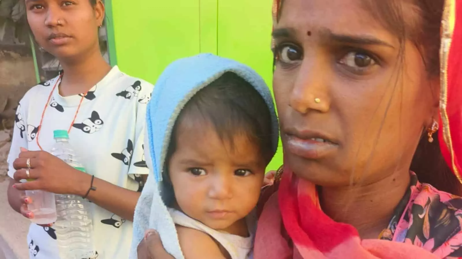 राजसमंद के भीम में मृत महिला अपनी बच्ची के साथ घर के बाहर खड़ी दिख रही है। राजसमंद के भीम में मृत महिला अपनी बच्ची के साथ घर के बाहर खड़ी दिख रही है।