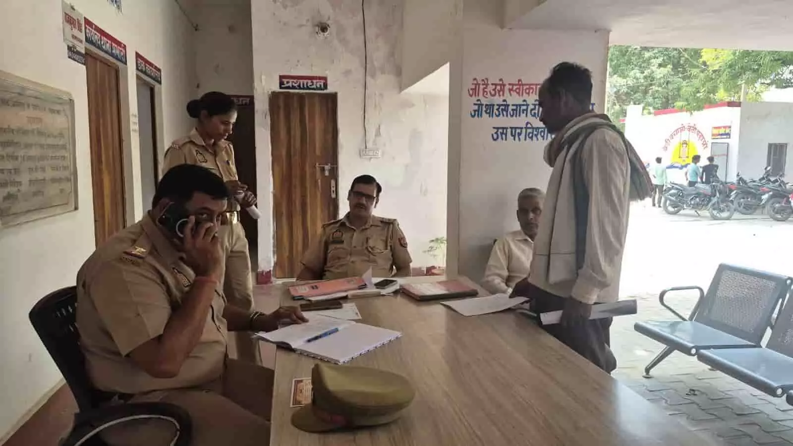 अलीगंज कोतवाली में थाना समाधान दिवस के दौरान मेज पर बैठे पुलिस अधिकारी और सामने खड़े फरियादी।