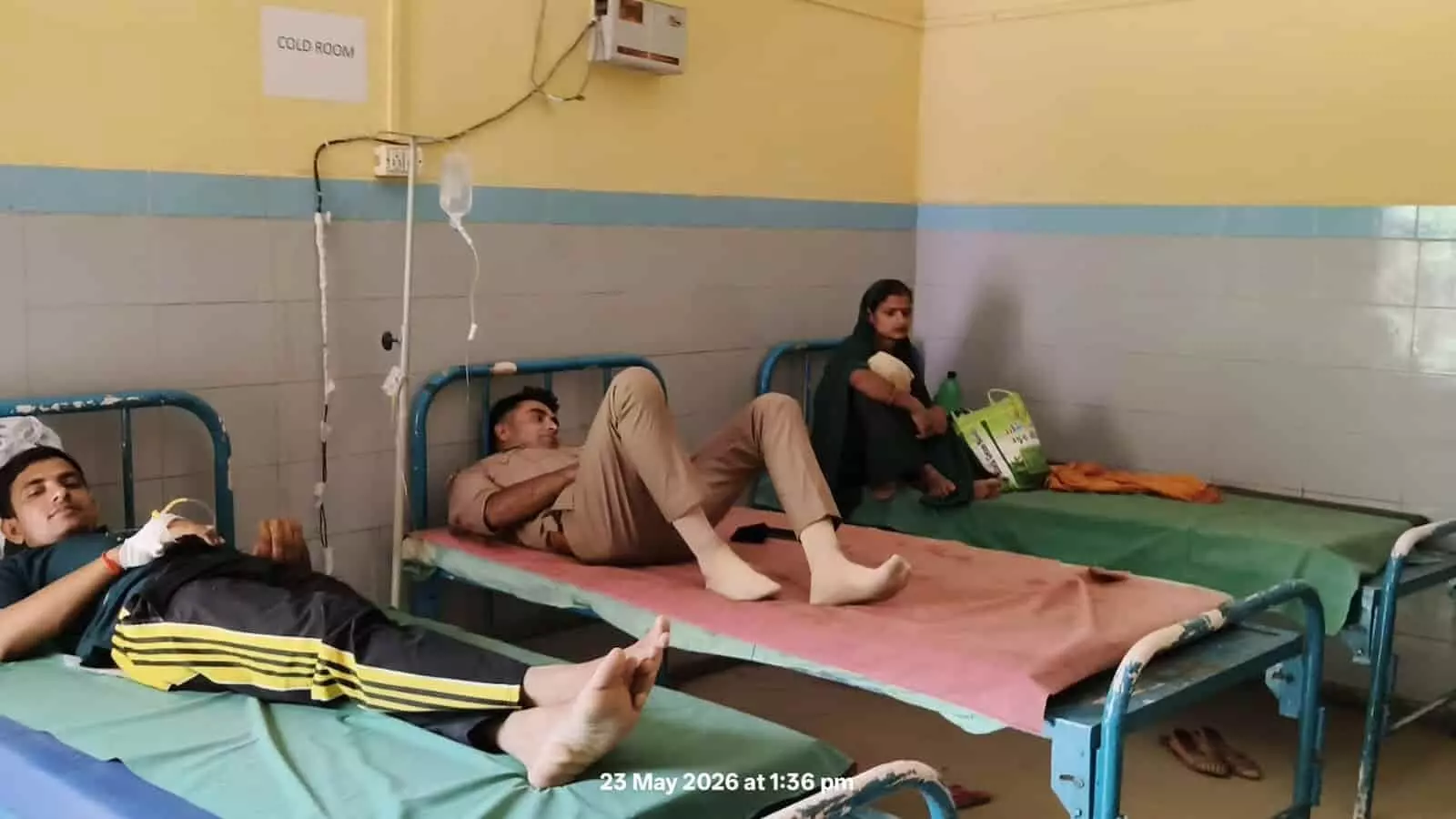 अस्पताल के बिस्तर पर लेटे हुए बीमार पुलिसकर्मी अलीगंज सामुदायिक स्वास्थ्य केंद्र में उपचार के संदर्भ में।