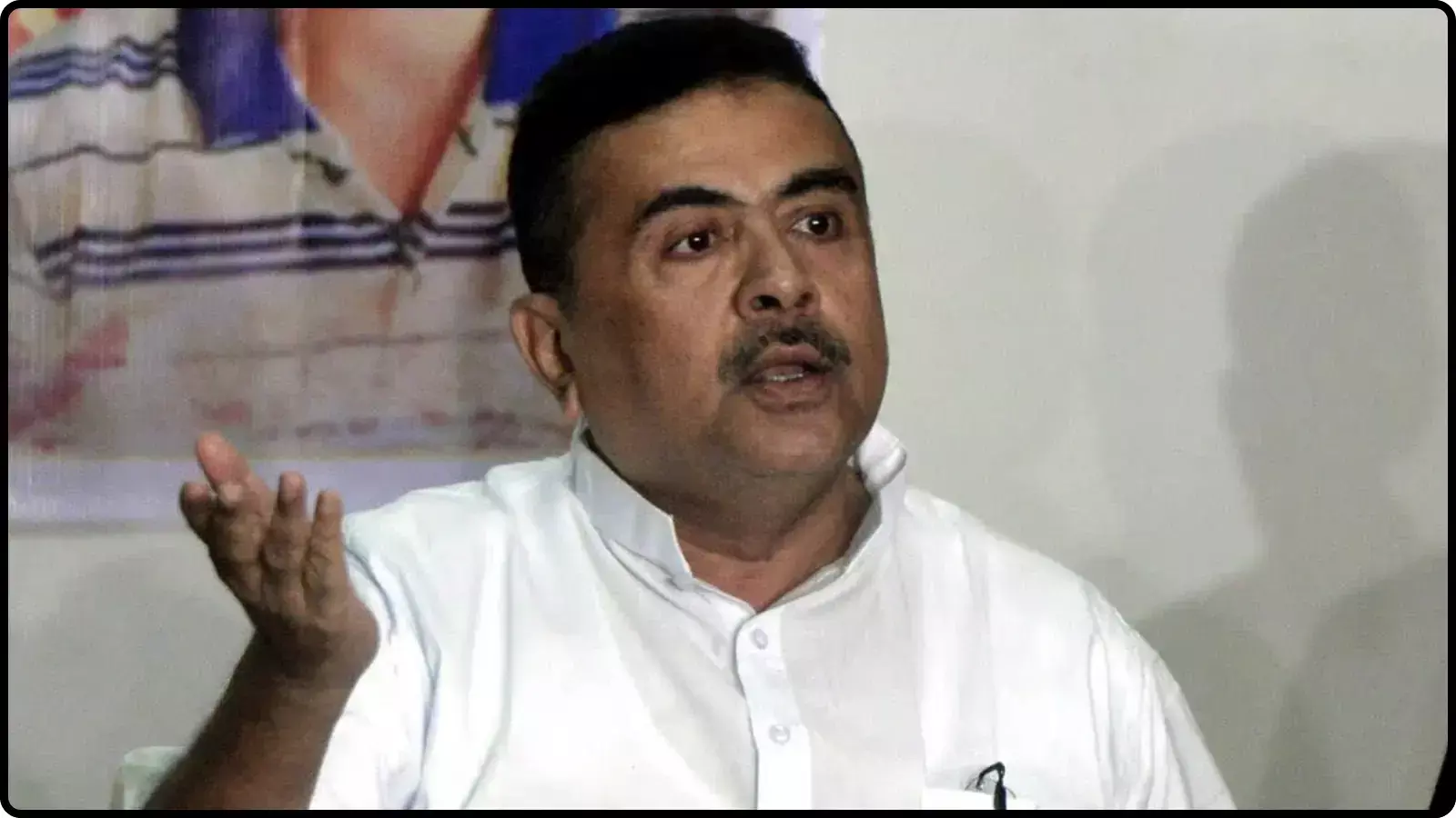 सफेद कुर्ता पहने और बायाँ हाथ उठाकर बोलते हुए राजनेता सुवेंदु अधिकारी का क्लोज-अप चित्र। सफेद कुर्ता पहने और बायाँ हाथ उठाकर बोलते हुए राजनेता सुवेंदु अधिकारी का क्लोज-अप चित्र।