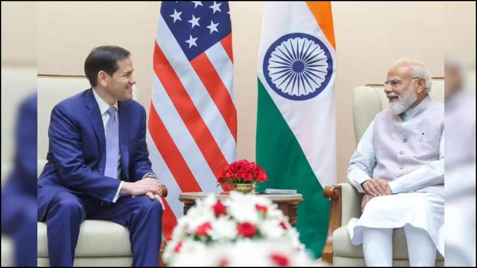 बैठक कक्ष में कुर्सियों पर बैठे हुए प्रधानमंत्री नरेंद्र मोदी और अमेरिकी विदेश मंत्री मार्को रूबियो नई दिल्ली में वार्ता कर रहे हैं। बैठक कक्ष में कुर्सियों पर बैठे हुए प्रधानमंत्री नरेंद्र मोदी और अमेरिकी विदेश मंत्री मार्को रूबियो नई दिल्ली में वार्ता कर रहे हैं।