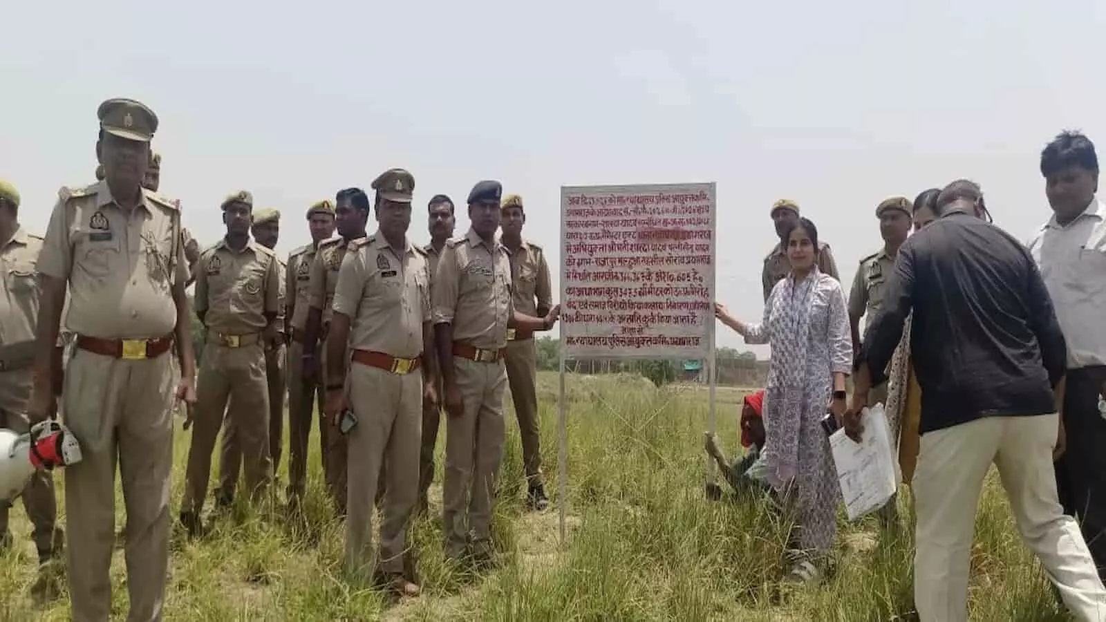 प्रयागराज के सोरांव में नकल माफिया सोनू सिंह यादव की जमीन कुर्क कर बोर्ड लगाती पुलिस टीम। प्रयागराज के सोरांव में नकल माफिया सोनू सिंह यादव की जमीन कुर्क कर बोर्ड लगाती पुलिस टीम।