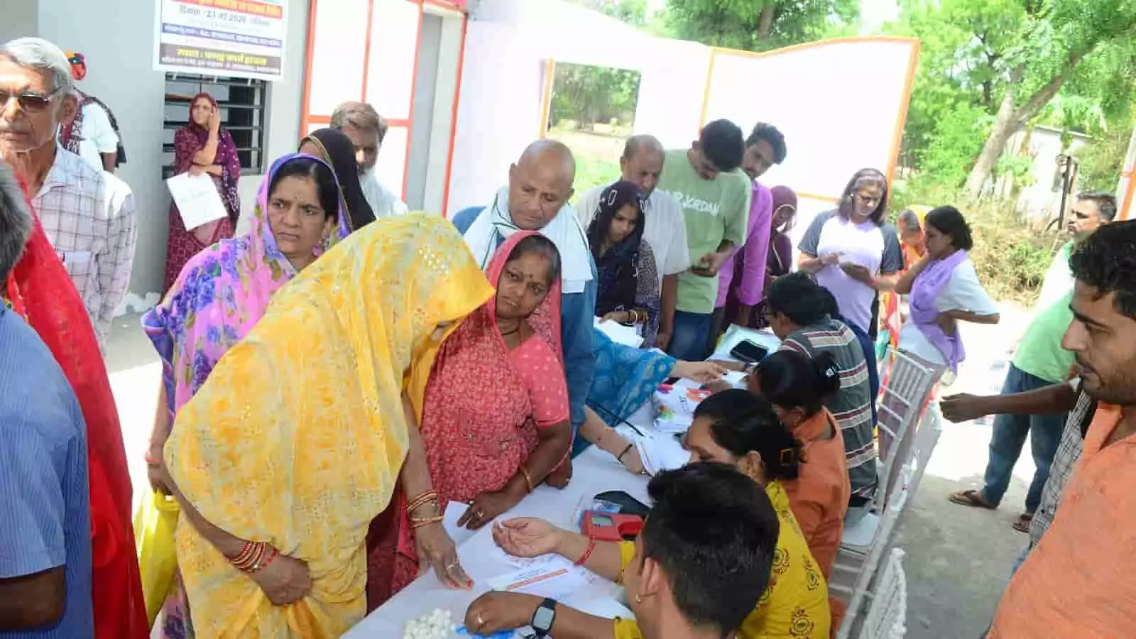 फतहनगर के फतह फार्म हाउस में चिकित्सा शिविर के दौरान स्वास्थ्य कर्मियों से परामर्श लेती महिला मरीजों की भीड़। फतहनगर के फतह फार्म हाउस में चिकित्सा शिविर के दौरान स्वास्थ्य कर्मियों से परामर्श लेती महिला मरीजों की भीड़।