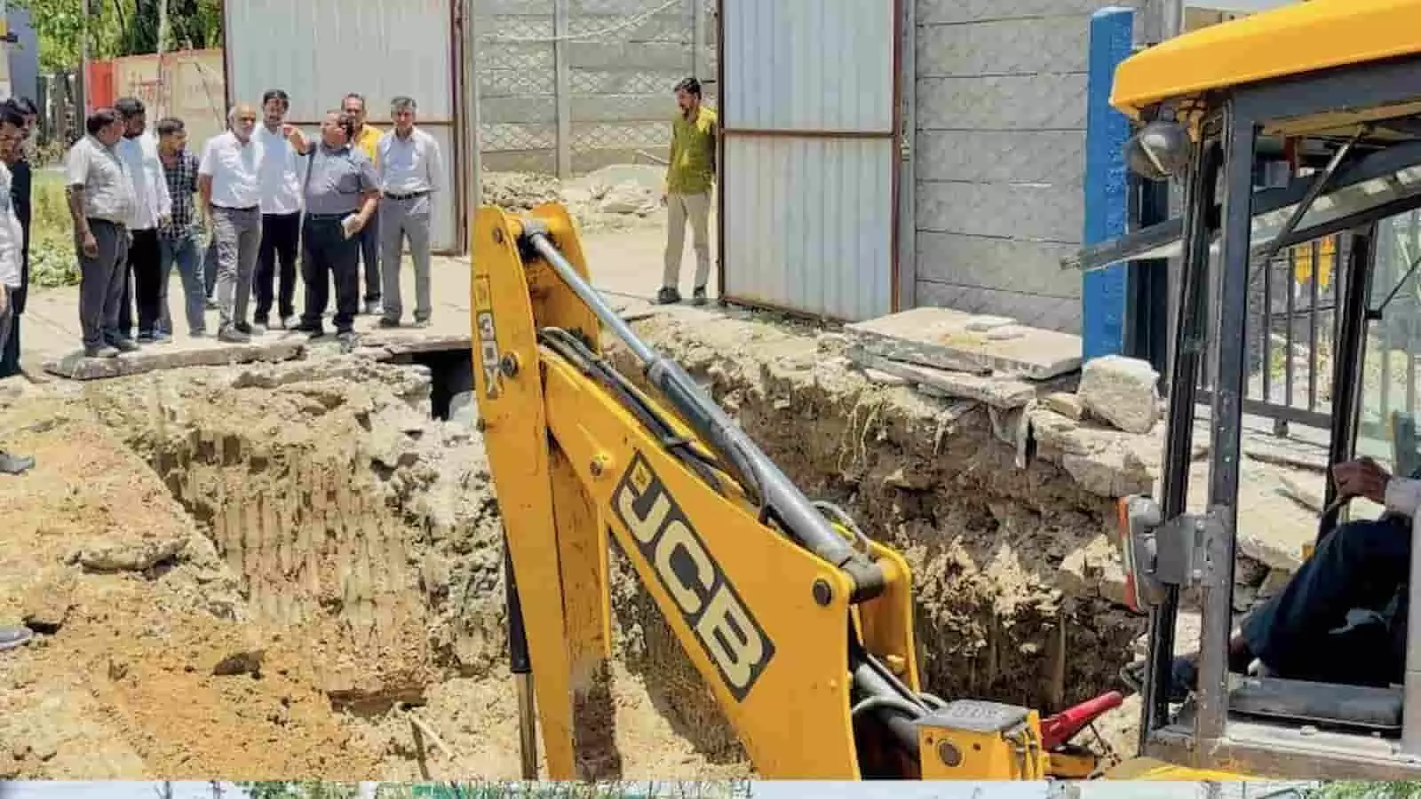 भीलवाड़ा में जेसीबी मशीन से हो रहे नाला निर्माण कार्य का निरीक्षण करते विधायक अशोक कोठारी और यूआईटी अधिकारी। भीलवाड़ा में जेसीबी मशीन से हो रहे नाला निर्माण कार्य का निरीक्षण करते विधायक अशोक कोठारी और यूआईटी अधिकारी।