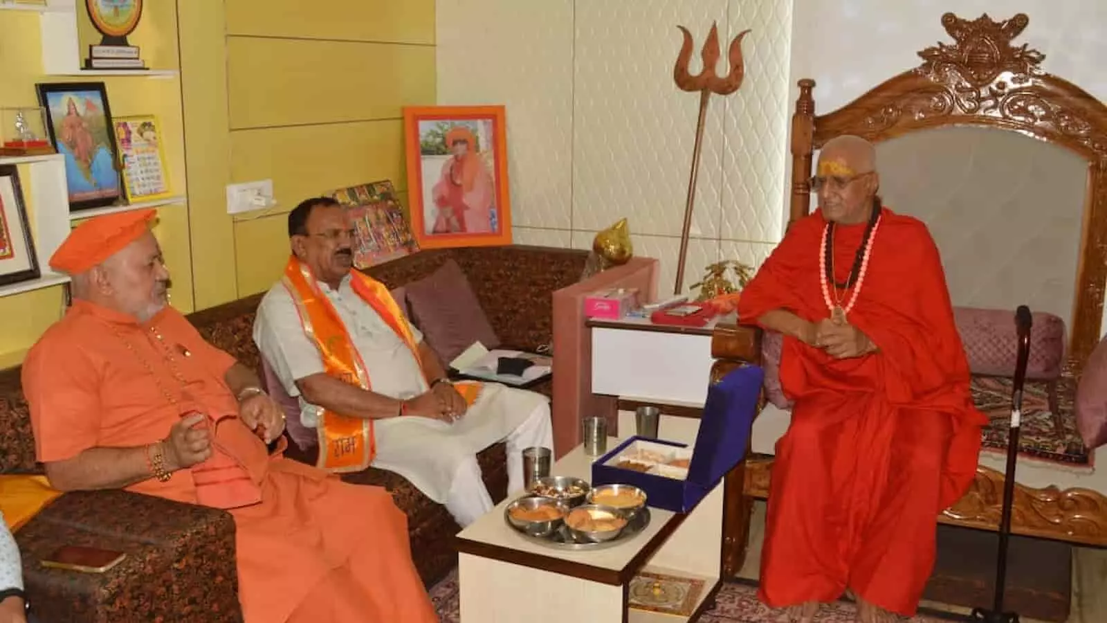 भीलवाड़ा के हरि शेवा उदासीन आश्रम में महामंडलेश्वर स्वामी हंसराम जी से भेंट कर चर्चा करते विधानसभा अध्यक्ष वासुदेव देवनानी। भीलवाड़ा के हरि शेवा उदासीन आश्रम में महामंडलेश्वर स्वामी हंसराम जी से भेंट कर चर्चा करते विधानसभा अध्यक्ष वासुदेव देवनानी।