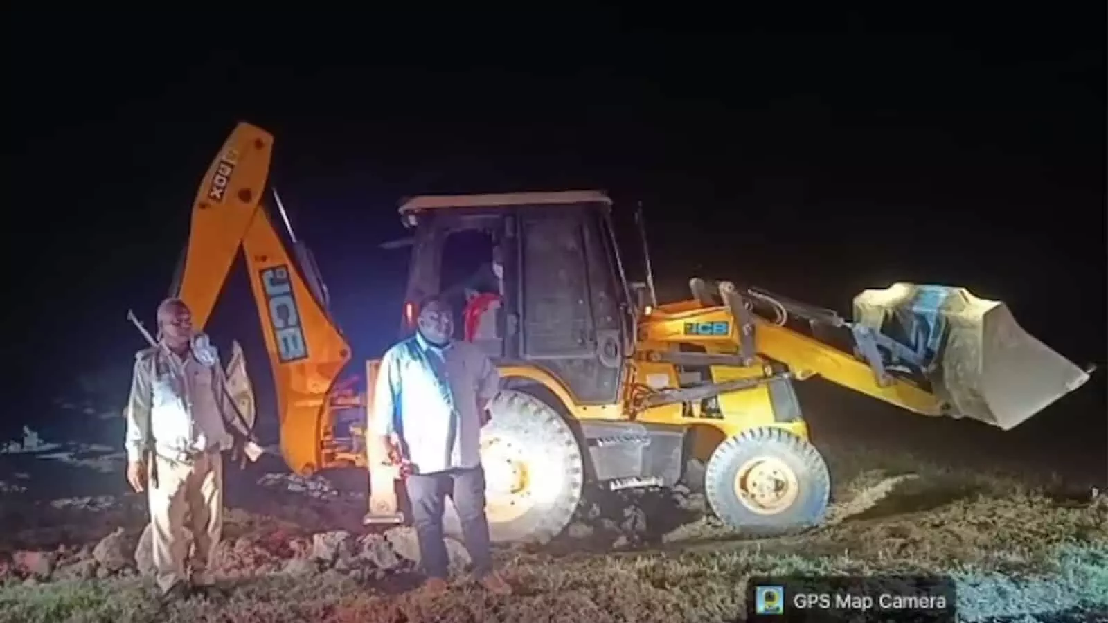 नगला छैया क्षेत्र में देर रात अवैध मिट्टी खनन के खिलाफ प्रशासनिक अधिकारियों द्वारा जब्त की गई पीली जेसीबी मशीन।