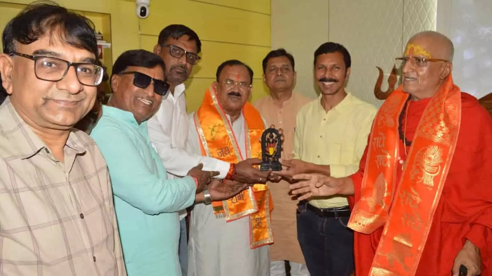 भीलवाड़ा में राजस्थान विधानसभा अध्यक्ष वासुदेव देवनानी को राम मूर्ति भेंट करते कैलाश सोनी व अन्य जन मंच कार्यकर्ता। भीलवाड़ा में राजस्थान विधानसभा अध्यक्ष वासुदेव देवनानी को राम मूर्ति भेंट करते कैलाश सोनी व अन्य जन मंच कार्यकर्ता।