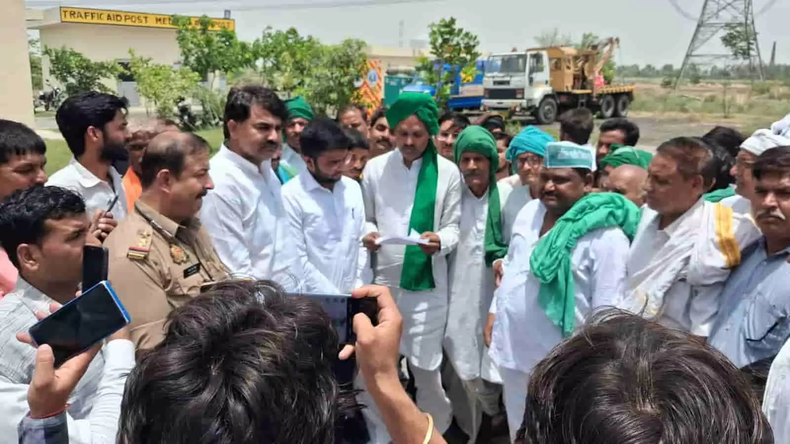 आसपुर टोल प्लाजा पर प्रशासनिक अधिकारियों को ज्ञापन सौंपते किसान यूनियन के नेता और पुलिसकर्मी