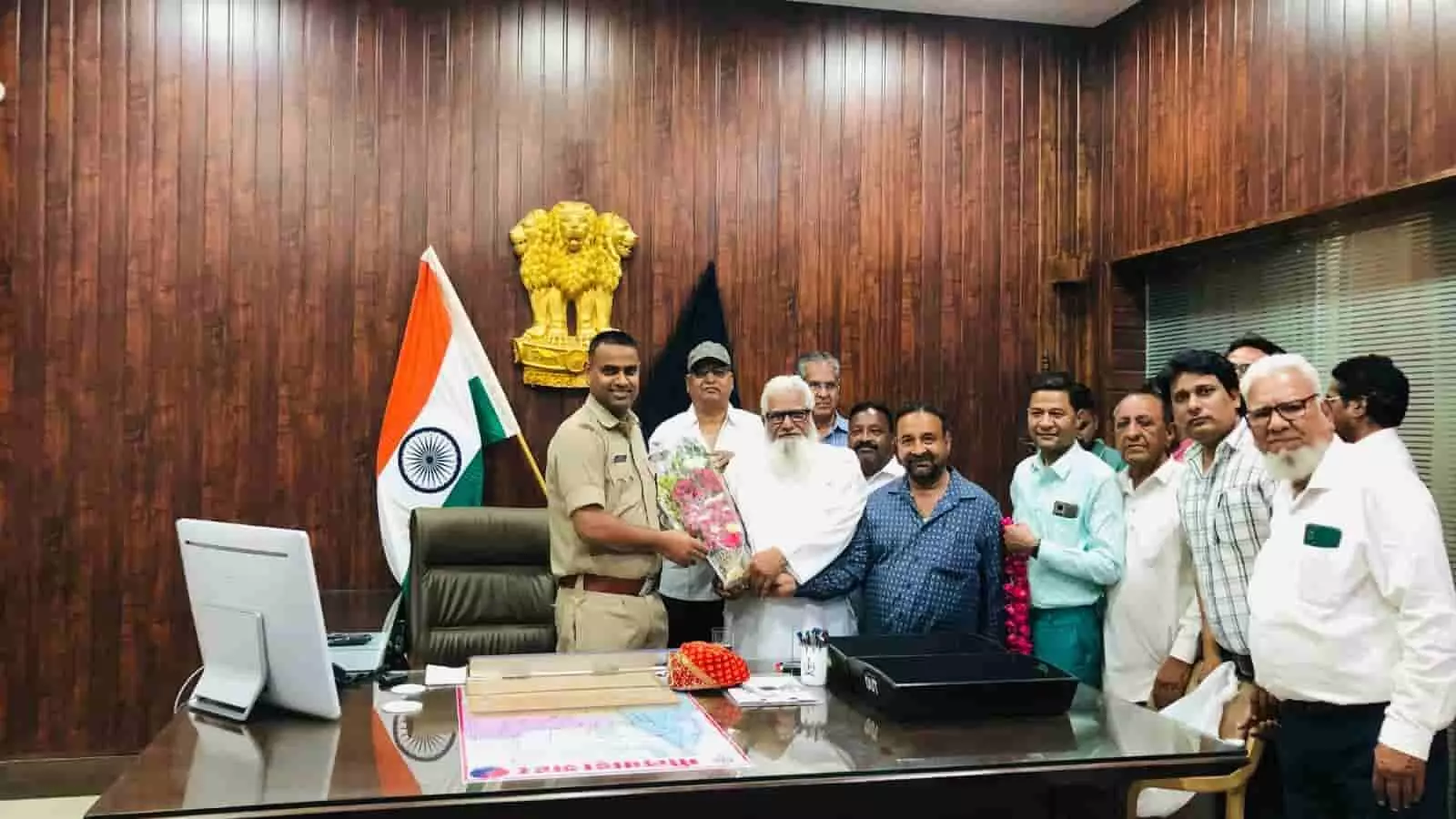 भीलवाड़ा पुलिस अधीक्षक कार्यालय में मुस्लिम सद्भाव सेवा समिति के पदाधिकारी एसपी धर्मेंद्र यादव को गुलदस्ता भेंट कर विदाई दे रहे हैं। भीलवाड़ा पुलिस अधीक्षक कार्यालय में मुस्लिम सद्भाव सेवा समिति के पदाधिकारी एसपी धर्मेंद्र यादव को गुलदस्ता भेंट कर विदाई दे रहे हैं।