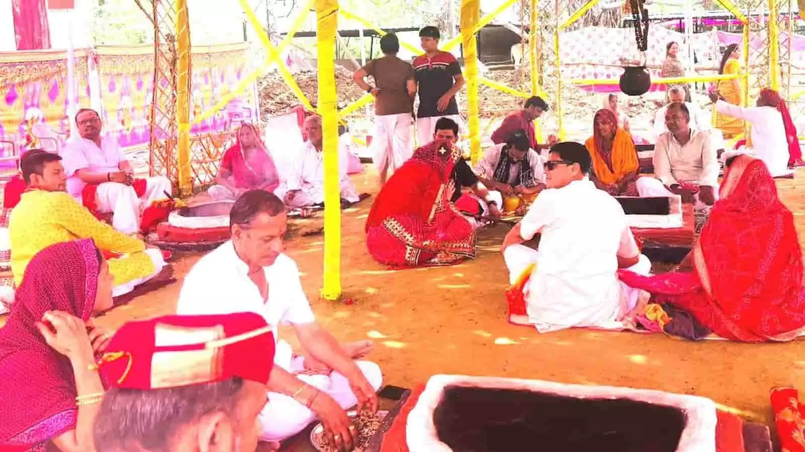 भीलवाड़ा के देवरिया बालाजी आश्रम में यज्ञ कुंड के पास बैठकर आहुति देते हुए श्रद्धालु और यज्ञाचार्य। भीलवाड़ा के देवरिया बालाजी आश्रम में यज्ञ कुंड के पास बैठकर आहुति देते हुए श्रद्धालु और यज्ञाचार्य।
