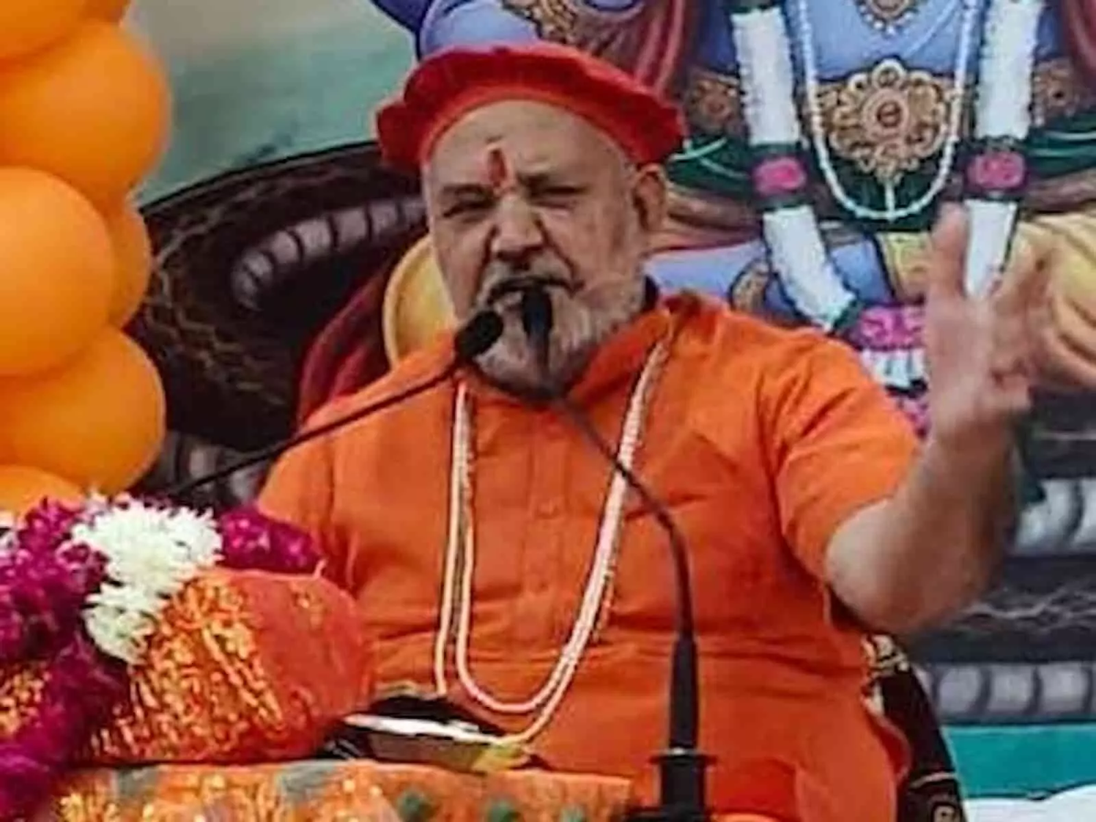 भीलवाड़ा के हरी शेवा आश्रम में श्रीराम कथा के दौरान व्यासपीठ पर बैठकर प्रवचन देते महामंडलेश्वर स्वामी जगदीश दास उदासीन भीलवाड़ा के हरी शेवा आश्रम में श्रीराम कथा के दौरान व्यासपीठ पर बैठकर प्रवचन देते महामंडलेश्वर स्वामी जगदीश दास उदासीन