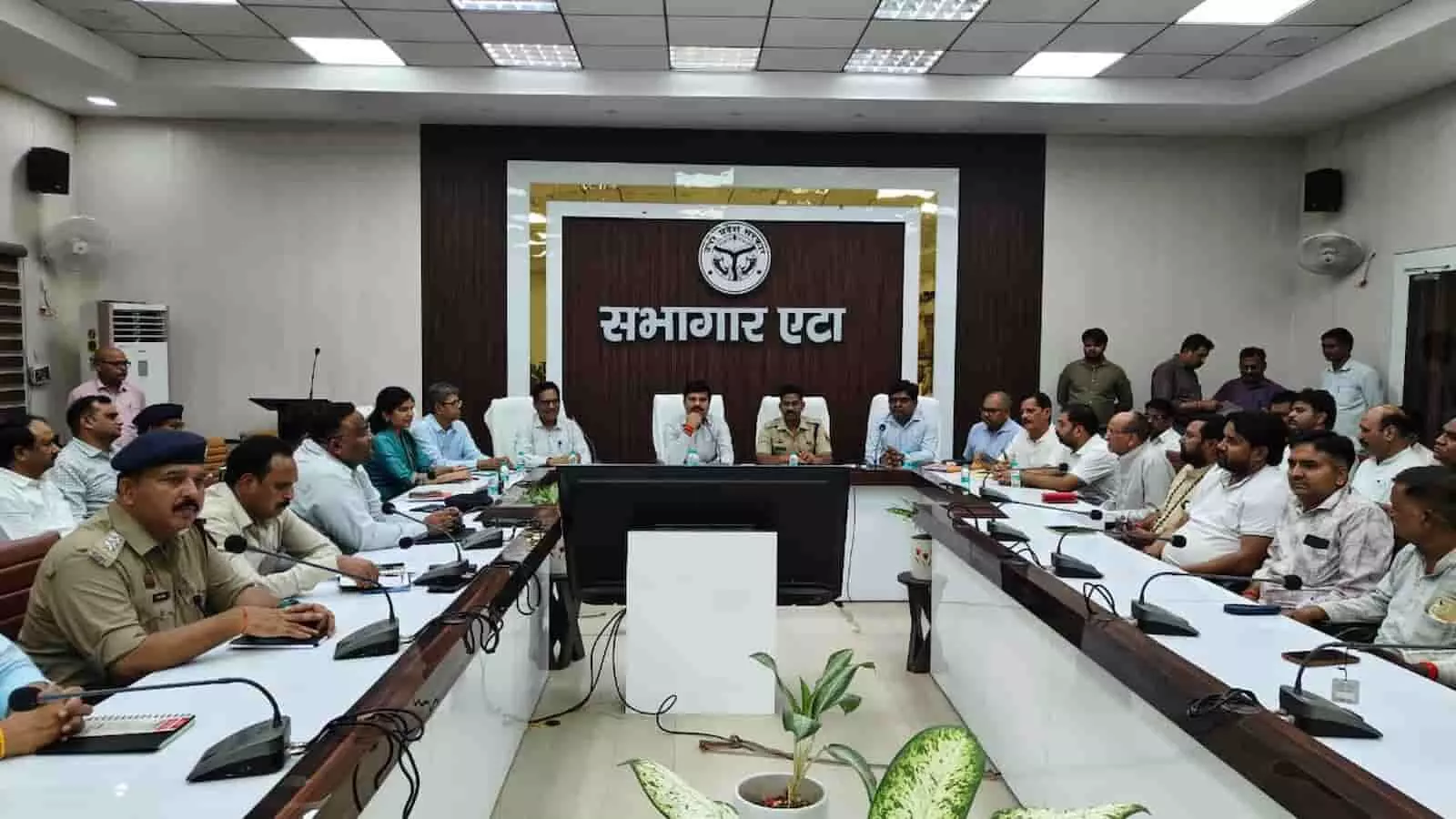 एटा कलेक्ट्रेट सभागार में जिलाधिकारी और एसएसपी की अध्यक्षता में आयोजित जिला स्तरीय पीस कमेटी की बैठक का दृश्य। एटा कलेक्ट्रेट सभागार में जिलाधिकारी और एसएसपी की अध्यक्षता में आयोजित जिला स्तरीय पीस कमेटी की बैठक का दृश्य।