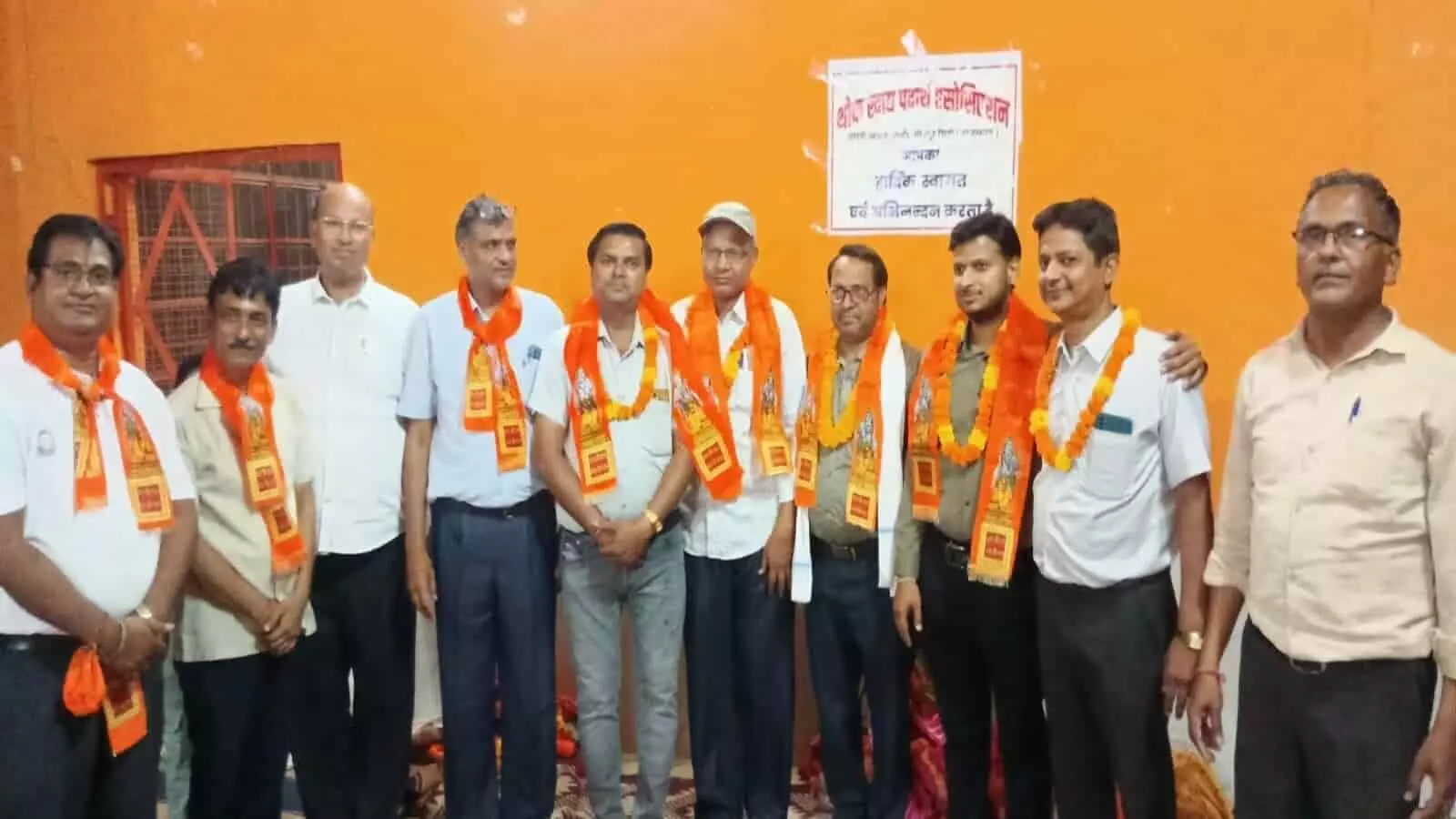 गंगापुर सिटी में थोक खाद्य पदार्थ एसोसिएशन के बैनर के नीचे खड़े नवनिर्वाचित पदाधिकारी और सम्मानित अतिथि। गंगापुर सिटी में थोक खाद्य पदार्थ एसोसिएशन के बैनर के नीचे खड़े नवनिर्वाचित पदाधिकारी और सम्मानित अतिथि।