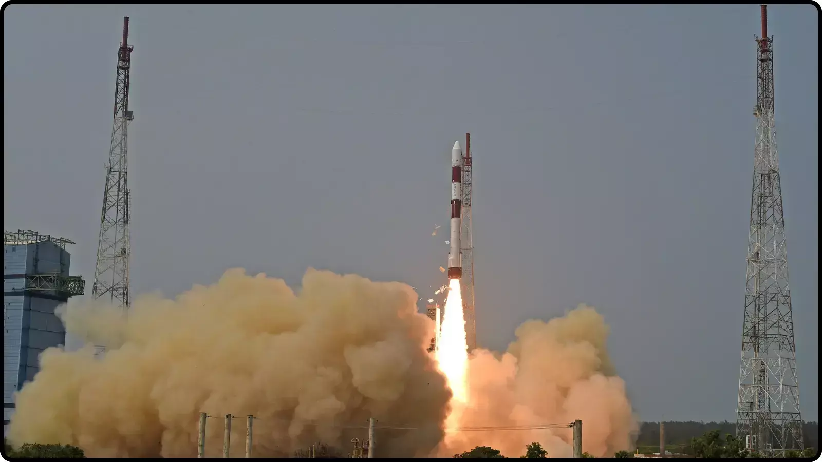आसमान की ओर प्रक्षेपित होता रॉकेट और नीचे से निकलता हुआ नारंगी तथा सफेद धुआं। आसमान की ओर प्रक्षेपित होता रॉकेट और नीचे से निकलता हुआ नारंगी तथा सफेद धुआं।