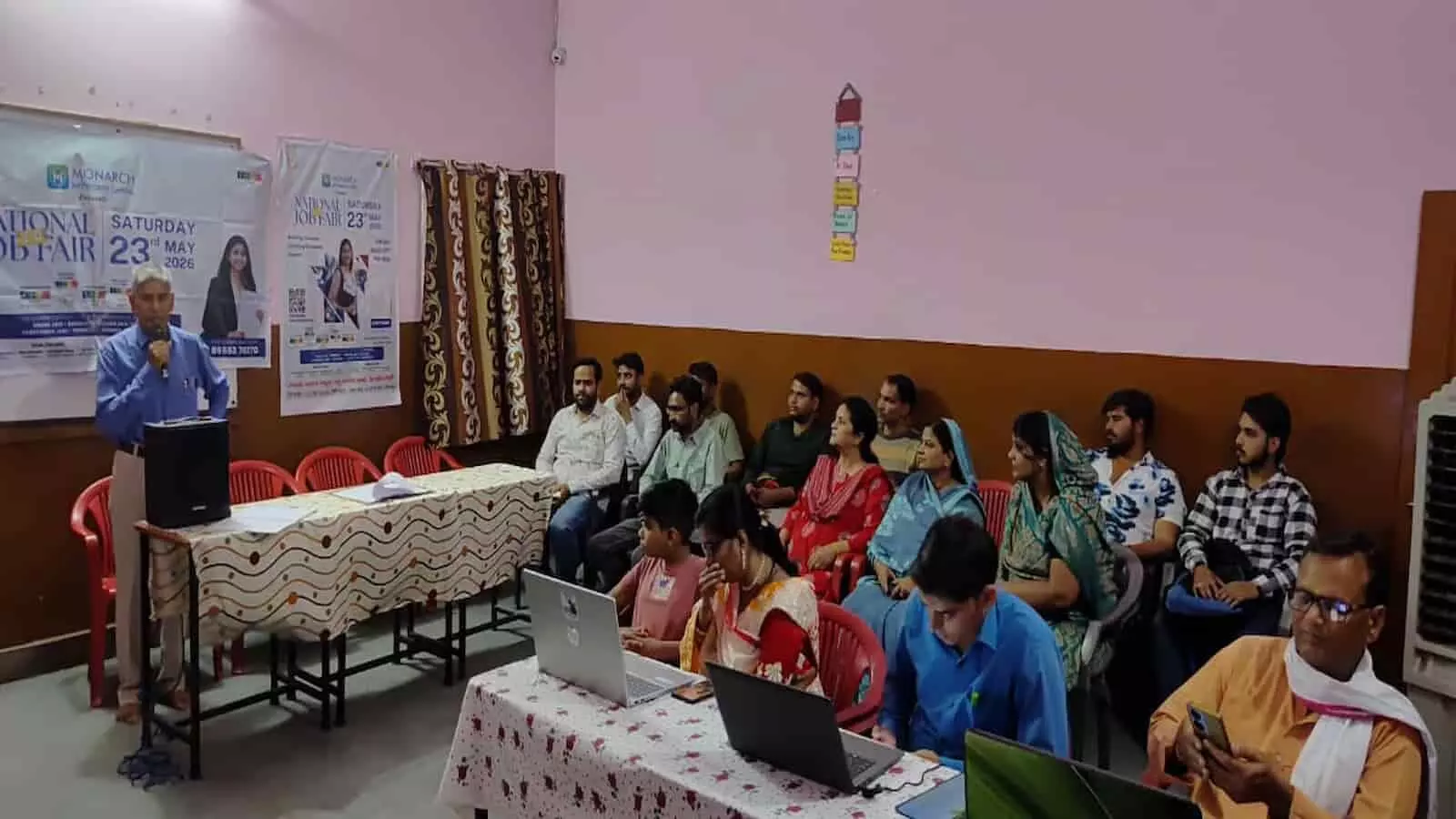 हिंडौन सिटी के स्कूल में राष्ट्रीय जॉब फेयर के दौरान मंच पर बोलते अतिथि और लैपटॉप पर पंजीकरण करते लोग। हिंडौन सिटी के स्कूल में राष्ट्रीय जॉब फेयर के दौरान मंच पर बोलते अतिथि और लैपटॉप पर पंजीकरण करते लोग।