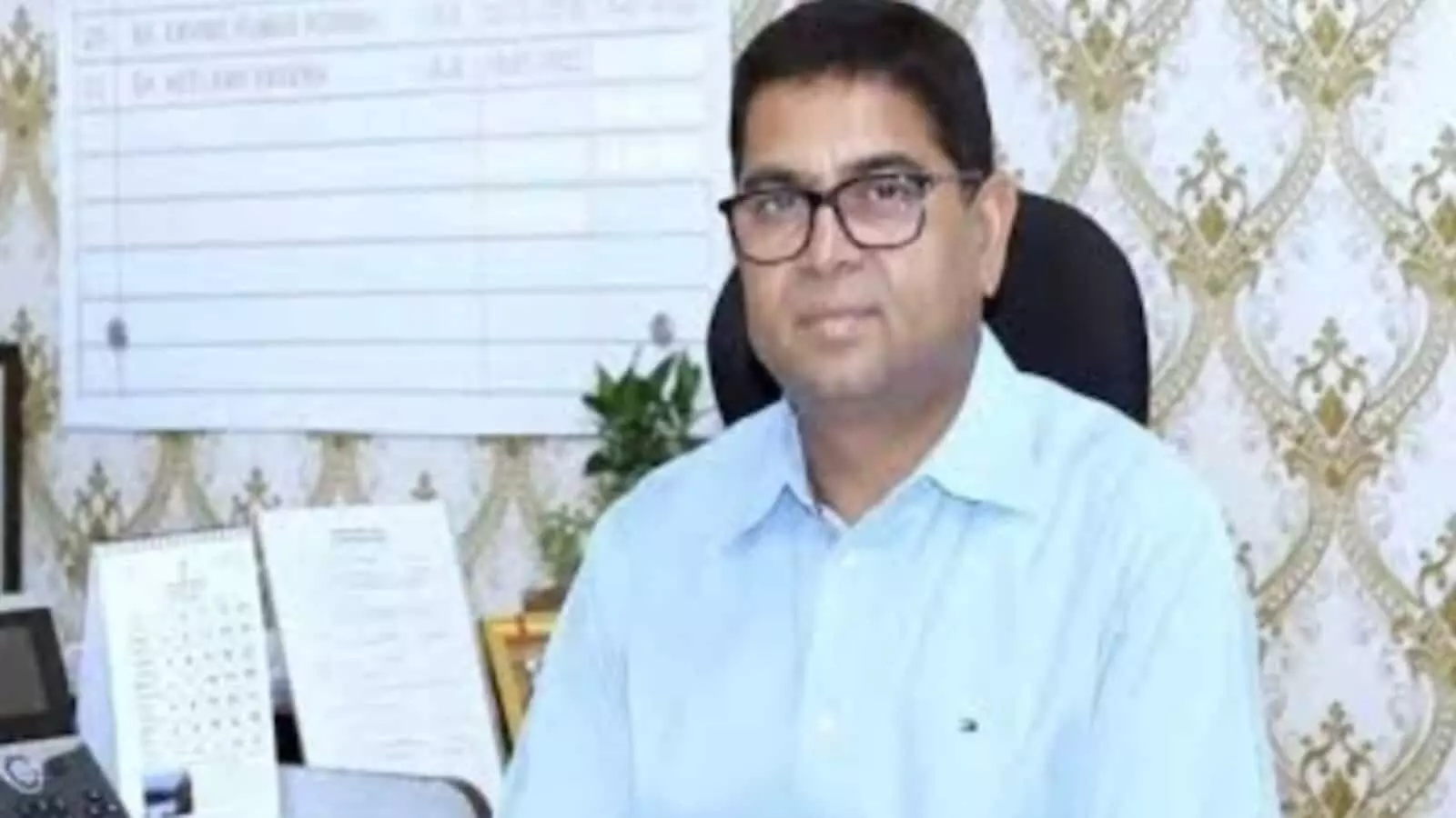 कार्यालय में बैठे बारां जिला कलक्टर बालमुकुंद असावा जो वन्दे गंगा जल संरक्षण अभियान की समीक्षा कर रहे हैं। कार्यालय में बैठे बारां जिला कलक्टर बालमुकुंद असावा जो वन्दे गंगा जल संरक्षण अभियान की समीक्षा कर रहे हैं।