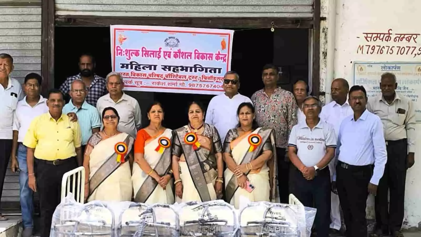 चित्तौड़गढ़ में एटीबीएफ सर्जिकल प्वाइंट के बाहर चिकित्सा उपकरण वितरण कार्यक्रम में बैनर के सामने खड़े लोग। चित्तौड़गढ़ में एटीबीएफ सर्जिकल प्वाइंट के बाहर चिकित्सा उपकरण वितरण कार्यक्रम में बैनर के सामने खड़े लोग।