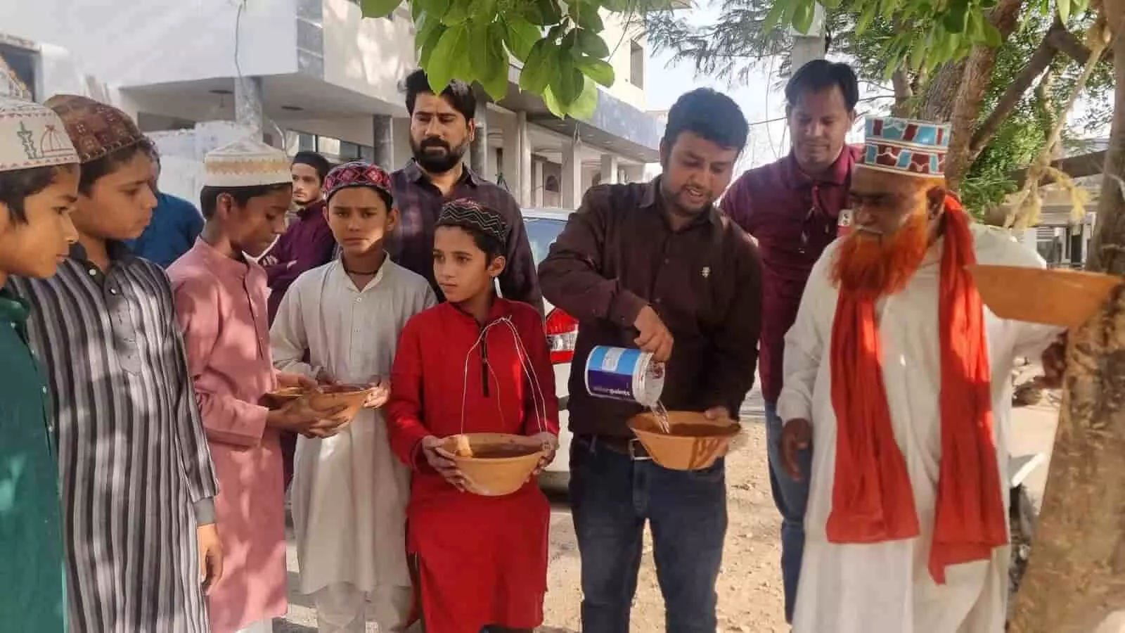 चित्तौड़गढ़ के गांधी नगर में पेड़ पर पक्षियों के लिए मिट्टी का परिंडा बांधकर पानी भरते मदरसा छात्र और लोग। चित्तौड़गढ़ के गांधी नगर में पेड़ पर पक्षियों के लिए मिट्टी का परिंडा बांधकर पानी भरते मदरसा छात्र और लोग।