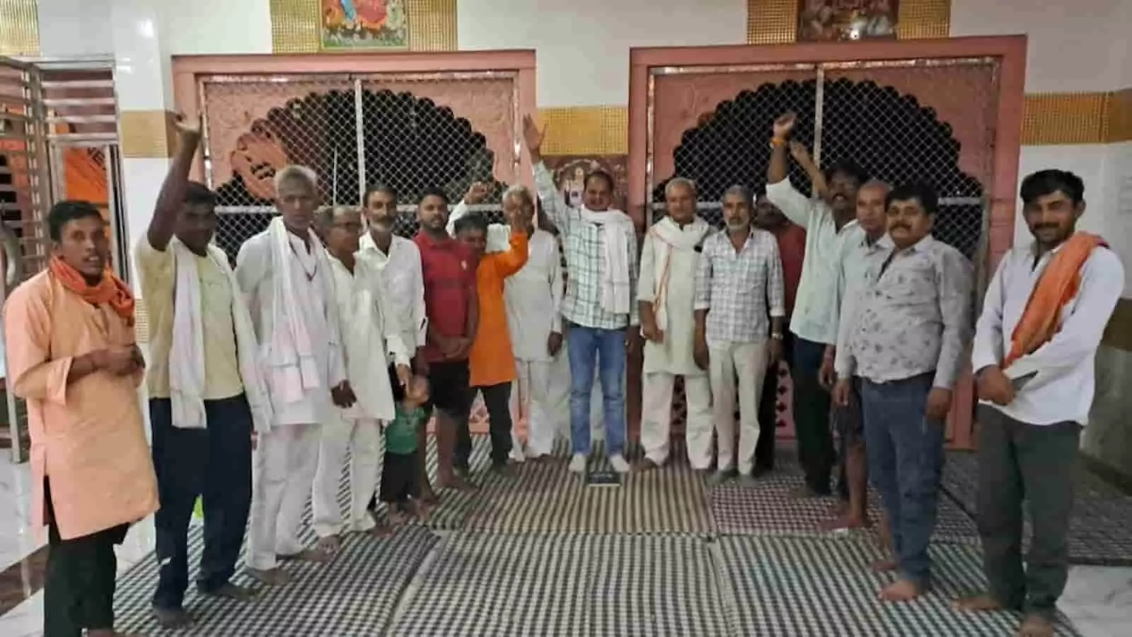 राम तलाई हनुमान मंदिर परिसर में बैठक के दौरान हाथ उठाकर नारेबाजी करते भाजपा कार्यकर्ता। राम तलाई हनुमान मंदिर परिसर में बैठक के दौरान हाथ उठाकर नारेबाजी करते भाजपा कार्यकर्ता।