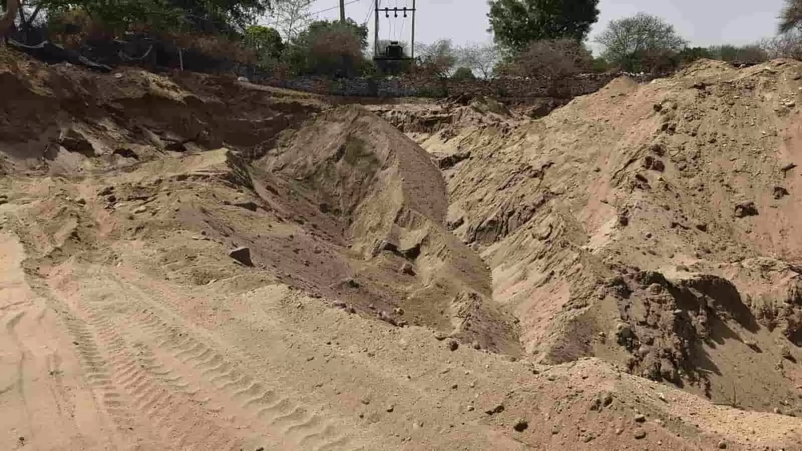 गोमती नदी किनारे भगवानपुरा गांव में अवैध रेत खनन से बना गहरा गड्ढा और टायरों के निशान। गोमती नदी किनारे भगवानपुरा गांव में अवैध रेत खनन से बना गहरा गड्ढा और टायरों के निशान।