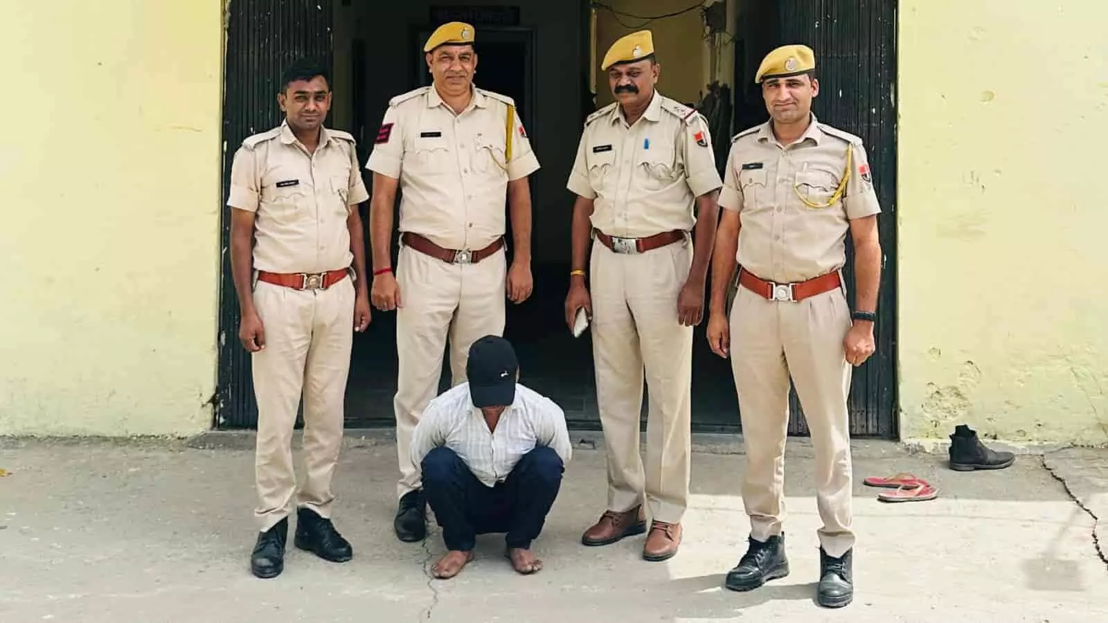 बारां पुलिस की गिरफ्त में जमीन पर बैठा हत्या का आरोपी सीताराम मेघवाल बारां पुलिस की गिरफ्त में जमीन पर बैठा हत्या का आरोपी सीताराम मेघवाल
