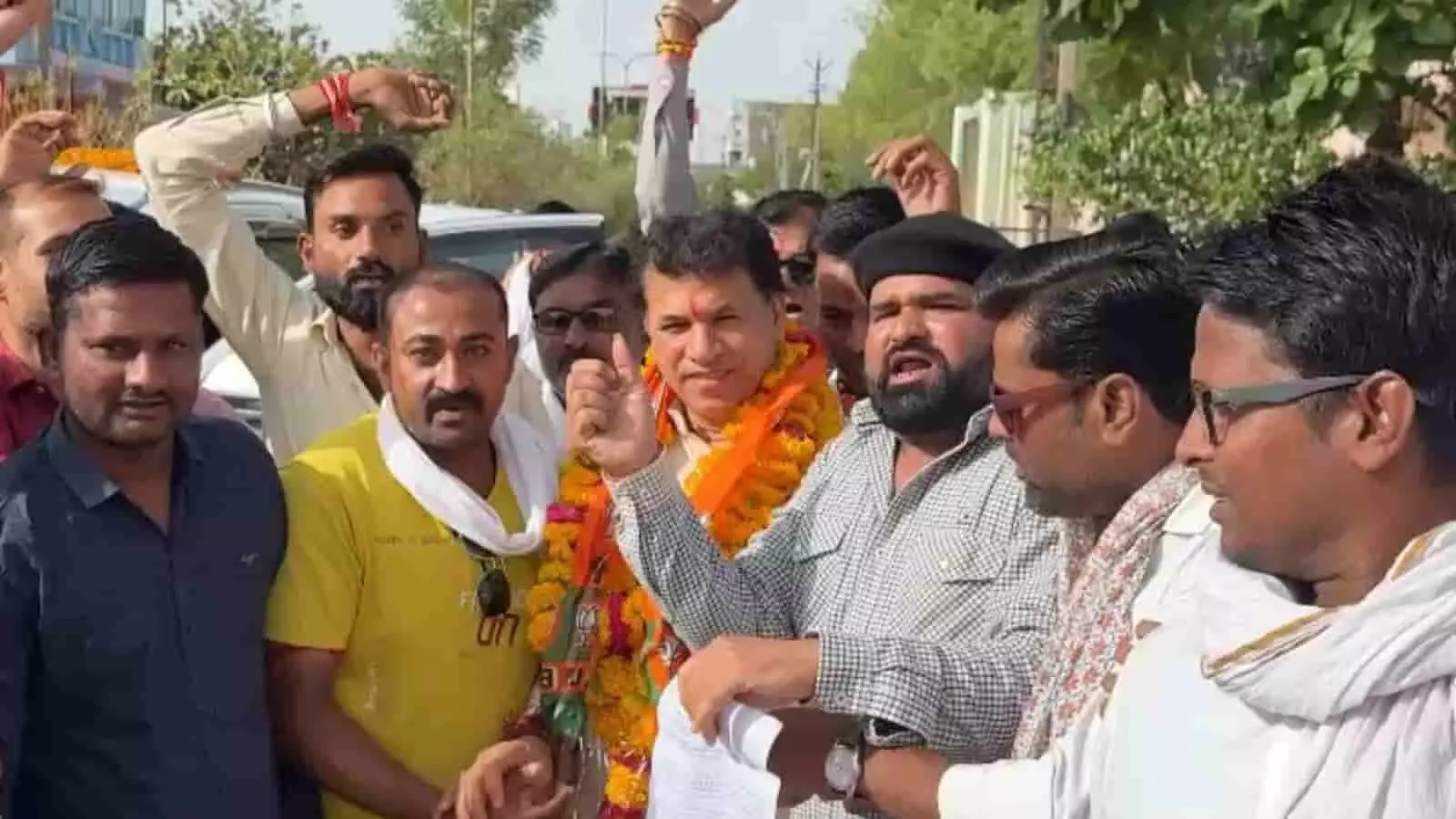 बारां जिले में ईआरसीपी बांधों के पानी की मांग को लेकर ज्ञापन सौंपते स्थानीय लोग और किसान। बारां जिले में ईआरसीपी बांधों के पानी की मांग को लेकर ज्ञापन सौंपते स्थानीय लोग और किसान।