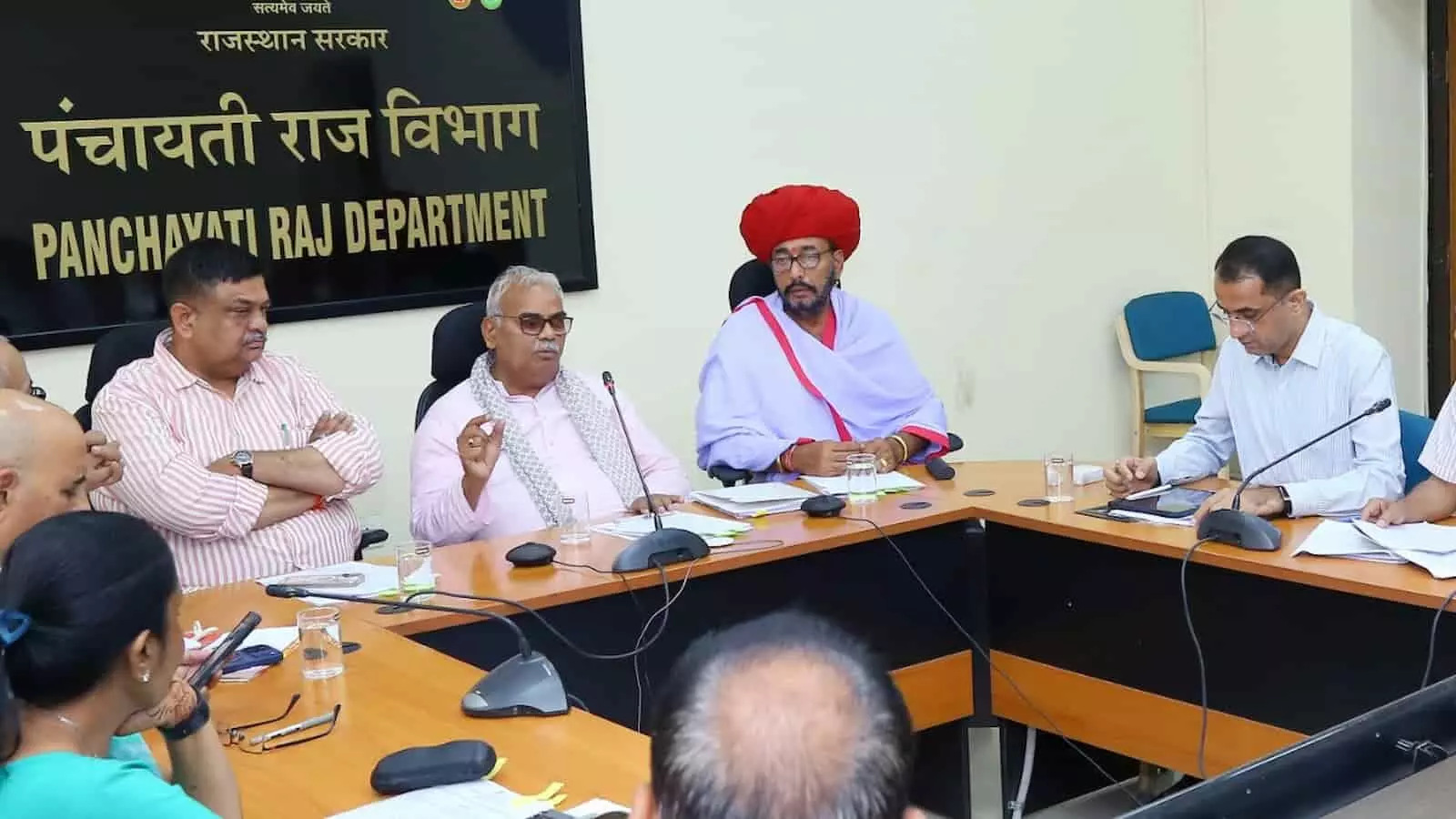 जयपुर के शासन सचिवालय में विलायती बबूल उन्मूलन बैठक की अध्यक्षता करते पंचायती राज मंत्री मदन दिलावर और उपस्थित अधिकारी। जयपुर के शासन सचिवालय में विलायती बबूल उन्मूलन बैठक की अध्यक्षता करते पंचायती राज मंत्री मदन दिलावर और उपस्थित अधिकारी।