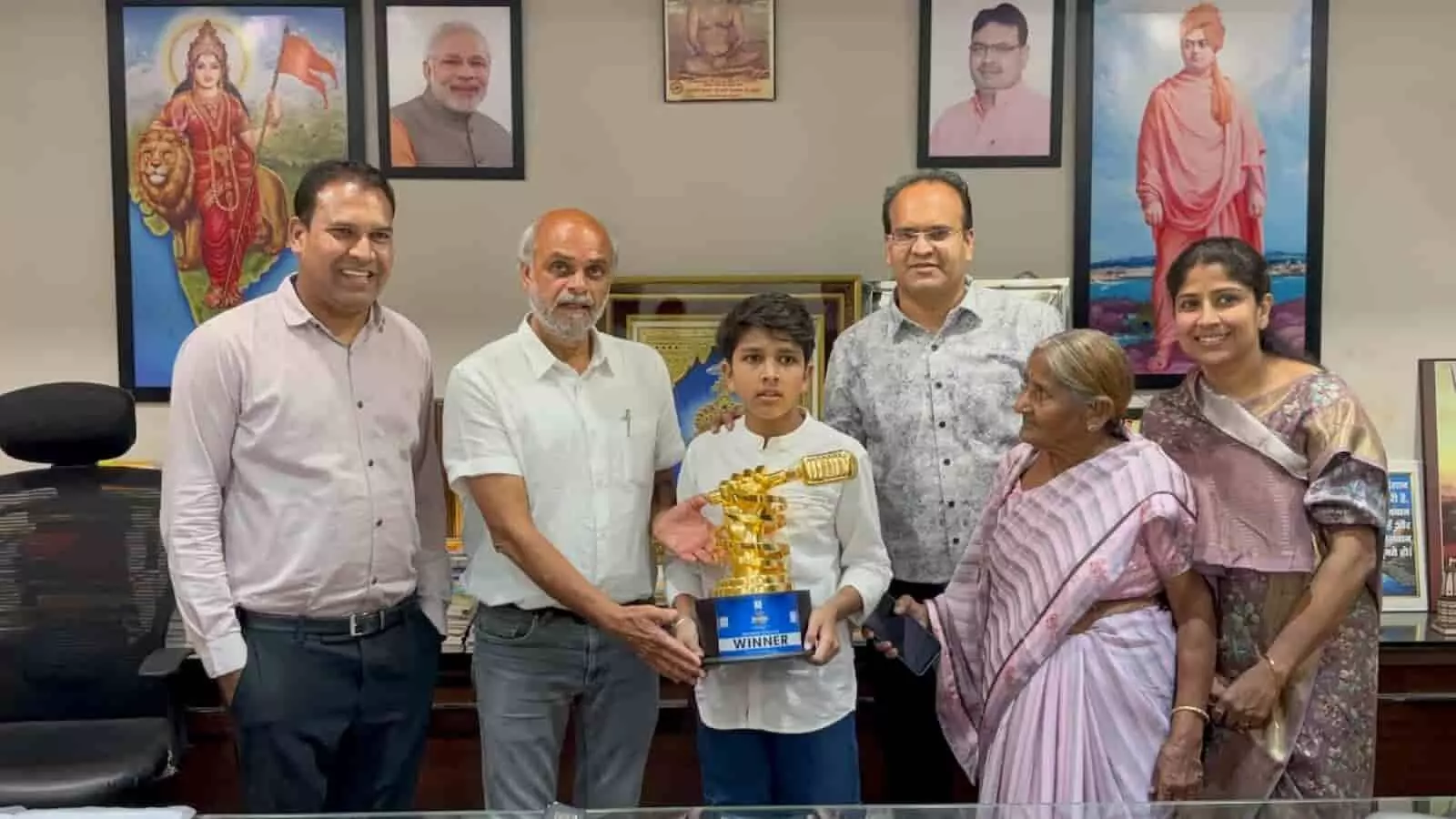 भीलवाड़ा विधायक अशोक कोठारी कार्यालय में राष्ट्रीय संगीत प्रतियोगिता विजेता बाल गायक औनिक जैन का अभिनंदन करते हुए भीलवाड़ा विधायक अशोक कोठारी कार्यालय में राष्ट्रीय संगीत प्रतियोगिता विजेता बाल गायक औनिक जैन का अभिनंदन करते हुए