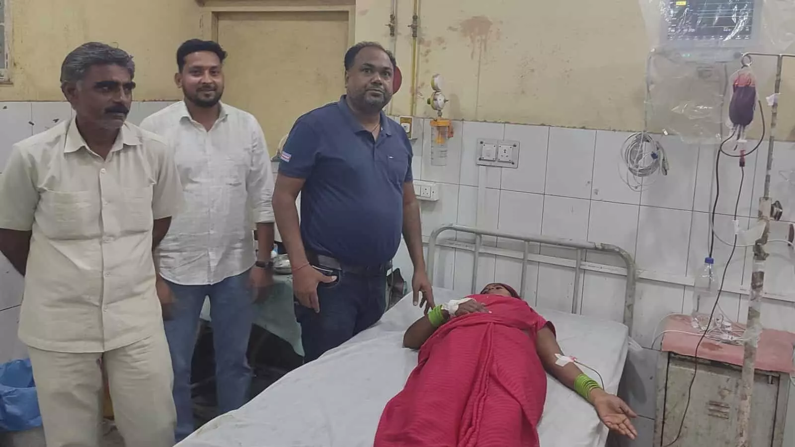 भुसावर सीएचसी के वार्ड में बेड पर लेटी महिला मरीज और पास खड़े चिकित्साकर्मी। भुसावर सीएचसी के वार्ड में बेड पर लेटी महिला मरीज और पास खड़े चिकित्साकर्मी।