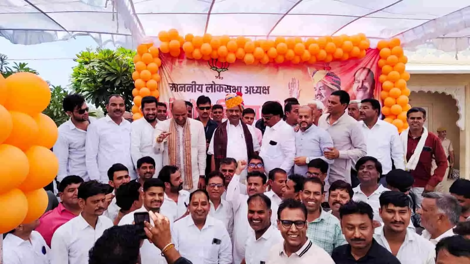 बस्सी के रिसोर्ट में मंच पर उपस्थित लोकसभा अध्यक्ष ओम बिरला और भाजपा कार्यकर्ताओं की सामूहिक तस्वीर। बस्सी के रिसोर्ट में मंच पर उपस्थित लोकसभा अध्यक्ष ओम बिरला और भाजपा कार्यकर्ताओं की सामूहिक तस्वीर।
