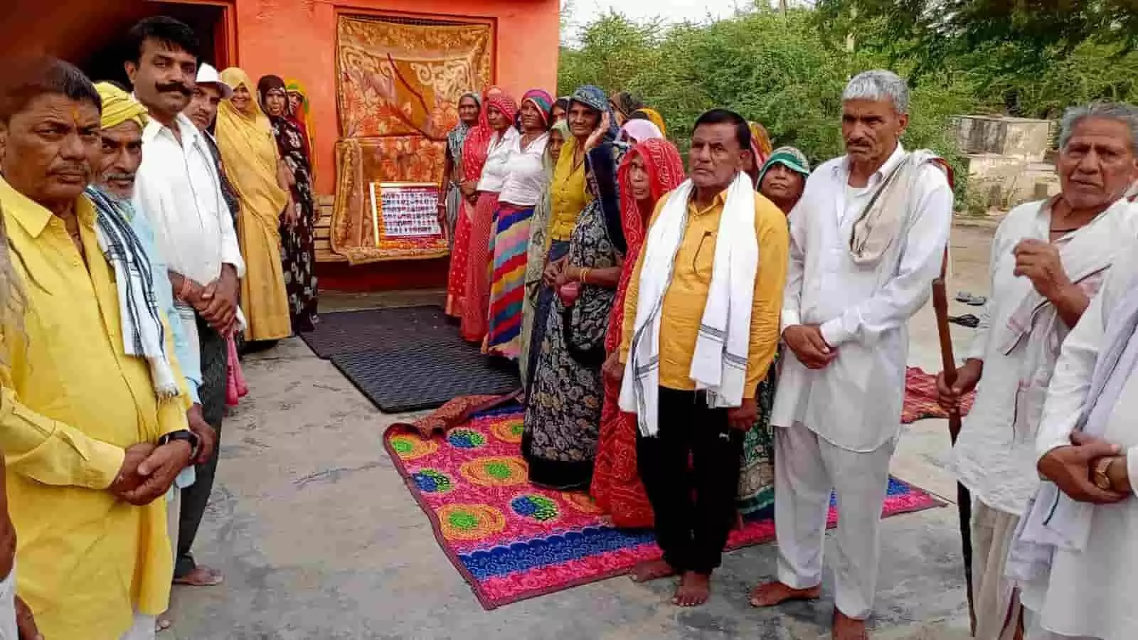 डीग के राज राजेश्वर मंदिर में वीर गुर्जर शहीद दिवस श्रद्धांजलि सभा के दौरान खड़े समाज के लोग। डीग के राज राजेश्वर मंदिर में वीर गुर्जर शहीद दिवस श्रद्धांजलि सभा के दौरान खड़े समाज के लोग।