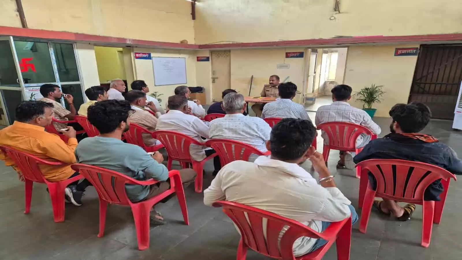 बर थाना परिसर में सीएलजी सदस्यों के साथ बैठक करते पुलिस थानाधिकारी पन्नालाल। बर थाना परिसर में सीएलजी सदस्यों के साथ बैठक करते पुलिस थानाधिकारी पन्नालाल।