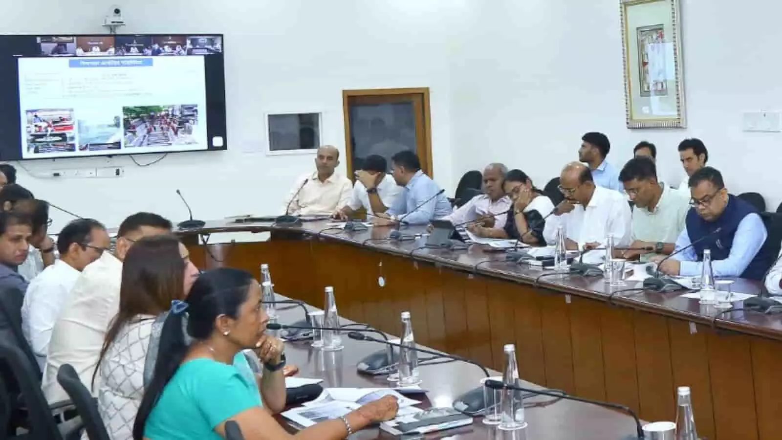 कलेक्ट्रेट वीसी कक्ष में जल संरक्षण अभियान की बैठक लेते प्रशासनिक अधिकारी और जिला कलेक्टर