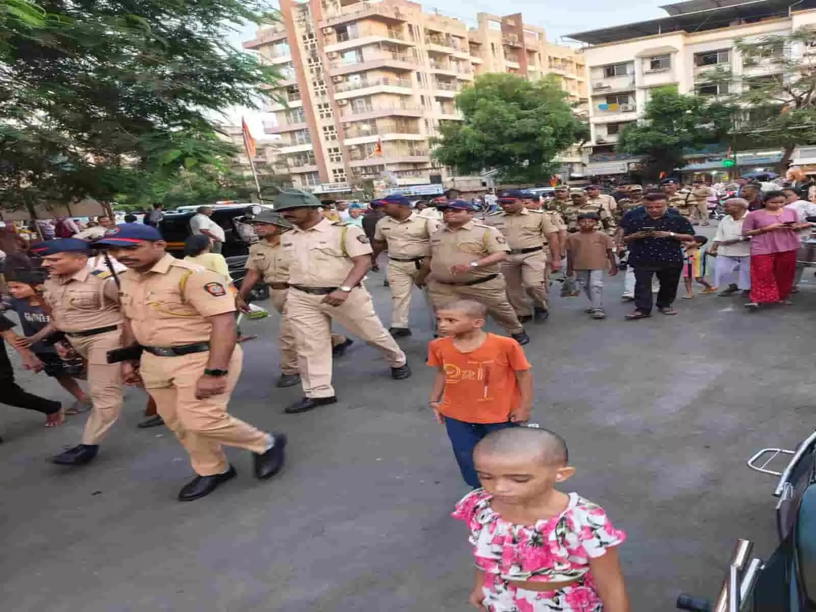 नालासोपारा के ओस्तवाल नगरी में बकरी ईद सुरक्षा के मद्देनजर सड़क पर रूट मार्च निकालते हुए पुलिस अधिकारी और कर्मचारी। नालासोपारा के ओस्तवाल नगरी में बकरी ईद सुरक्षा के मद्देनजर सड़क पर रूट मार्च निकालते हुए पुलिस अधिकारी और कर्मचारी।