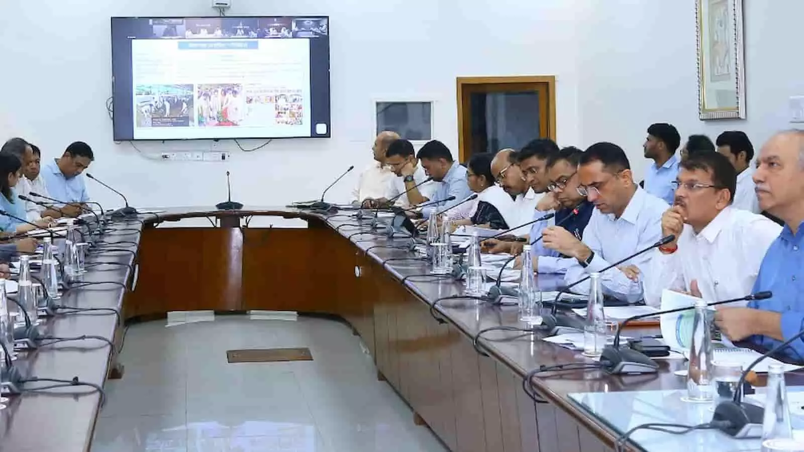 सलूम्बर जिला कलक्टर कार्यालय सभागार में वंदे गंगा अभियान की समीक्षा बैठक में चर्चा करते अधिकारीगण।