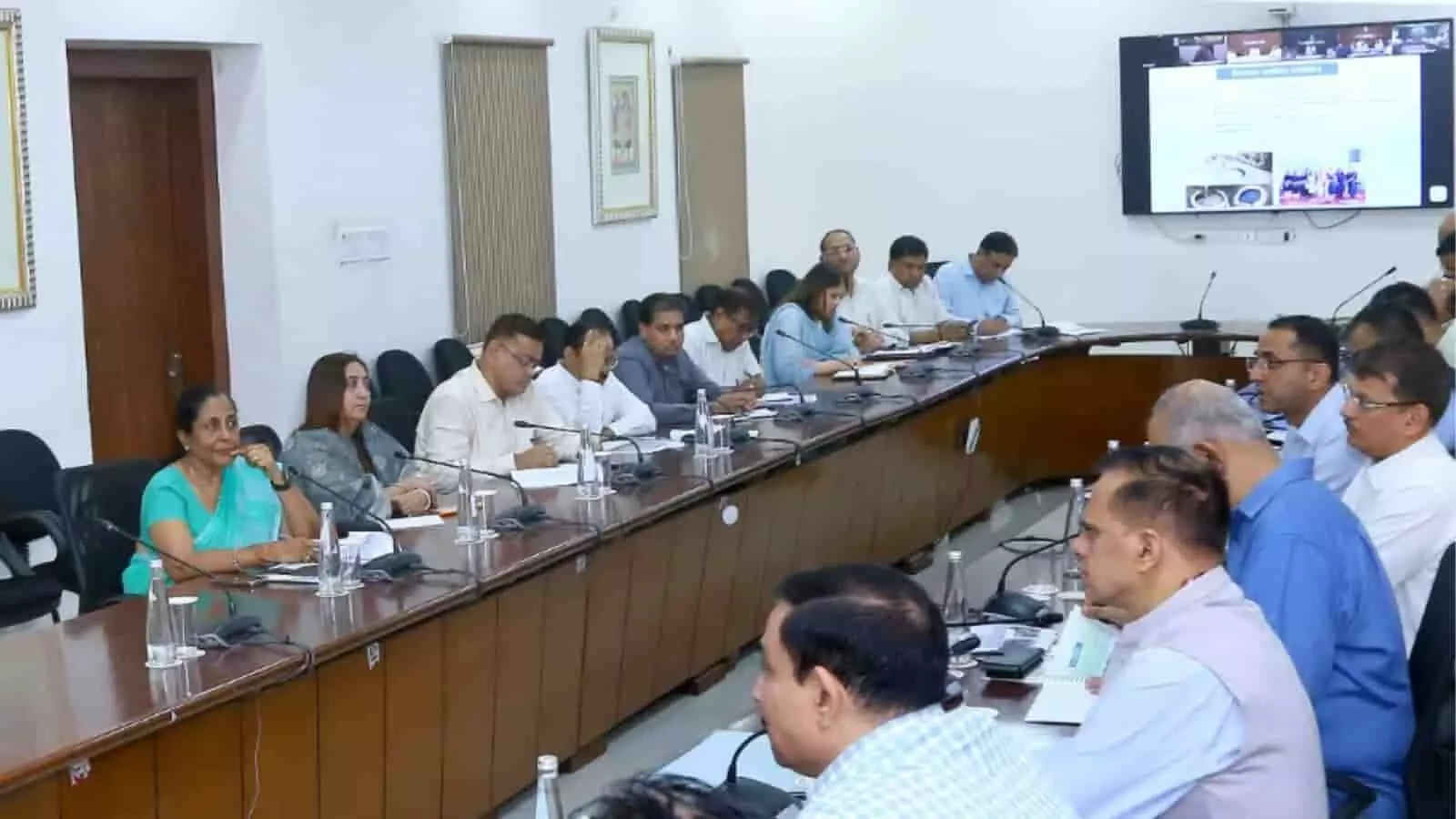 जिला प्रशासन के अधिकारी बैठक कक्ष में बैठकर जल संरक्षण अभियान की कार्ययोजना पर चर्चा कर रहे हैं।