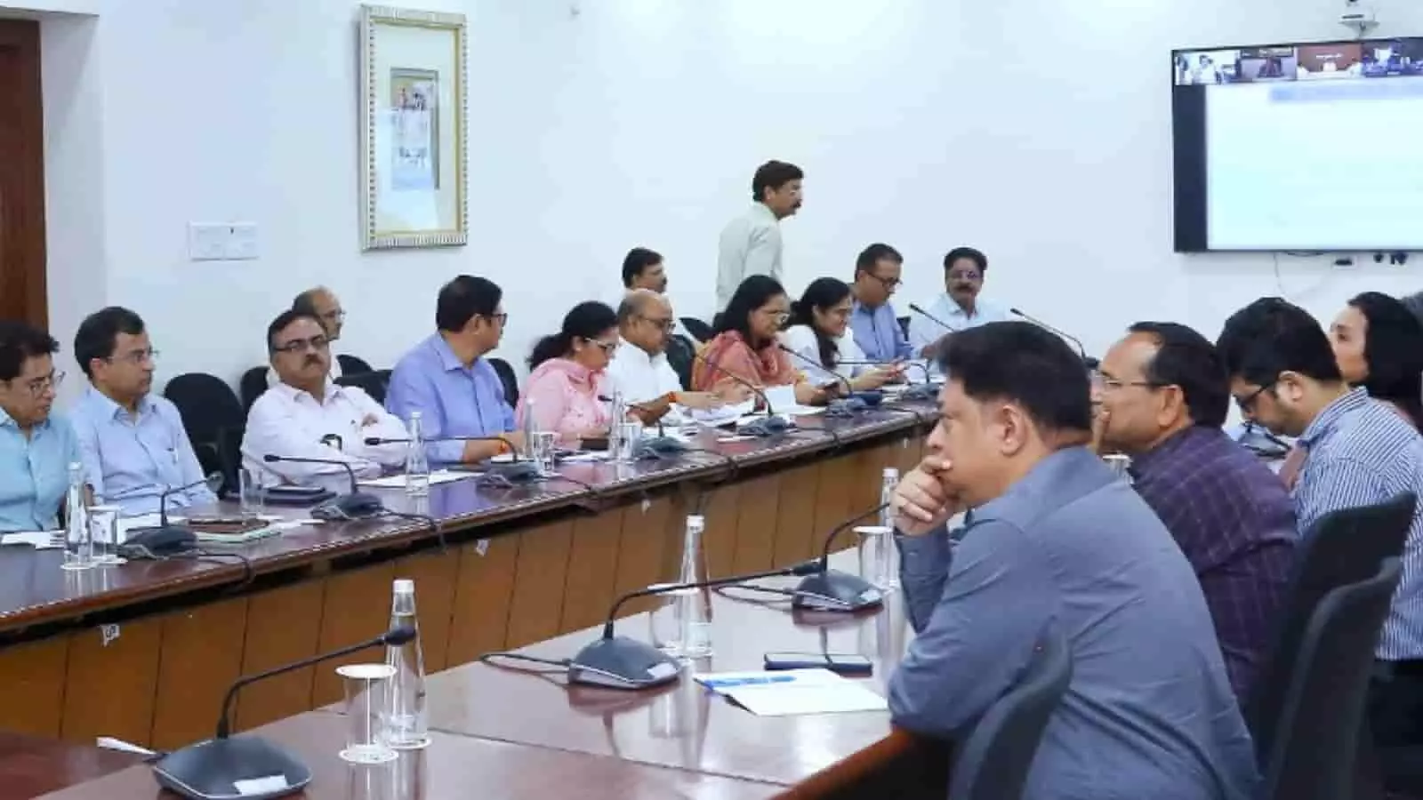 सलूंबर में प्रशासनिक अधिकारियों की बैठक कक्ष में जन भागीदारी अभियान को लेकर आयोजित की जा रही समीक्षा बैठक।